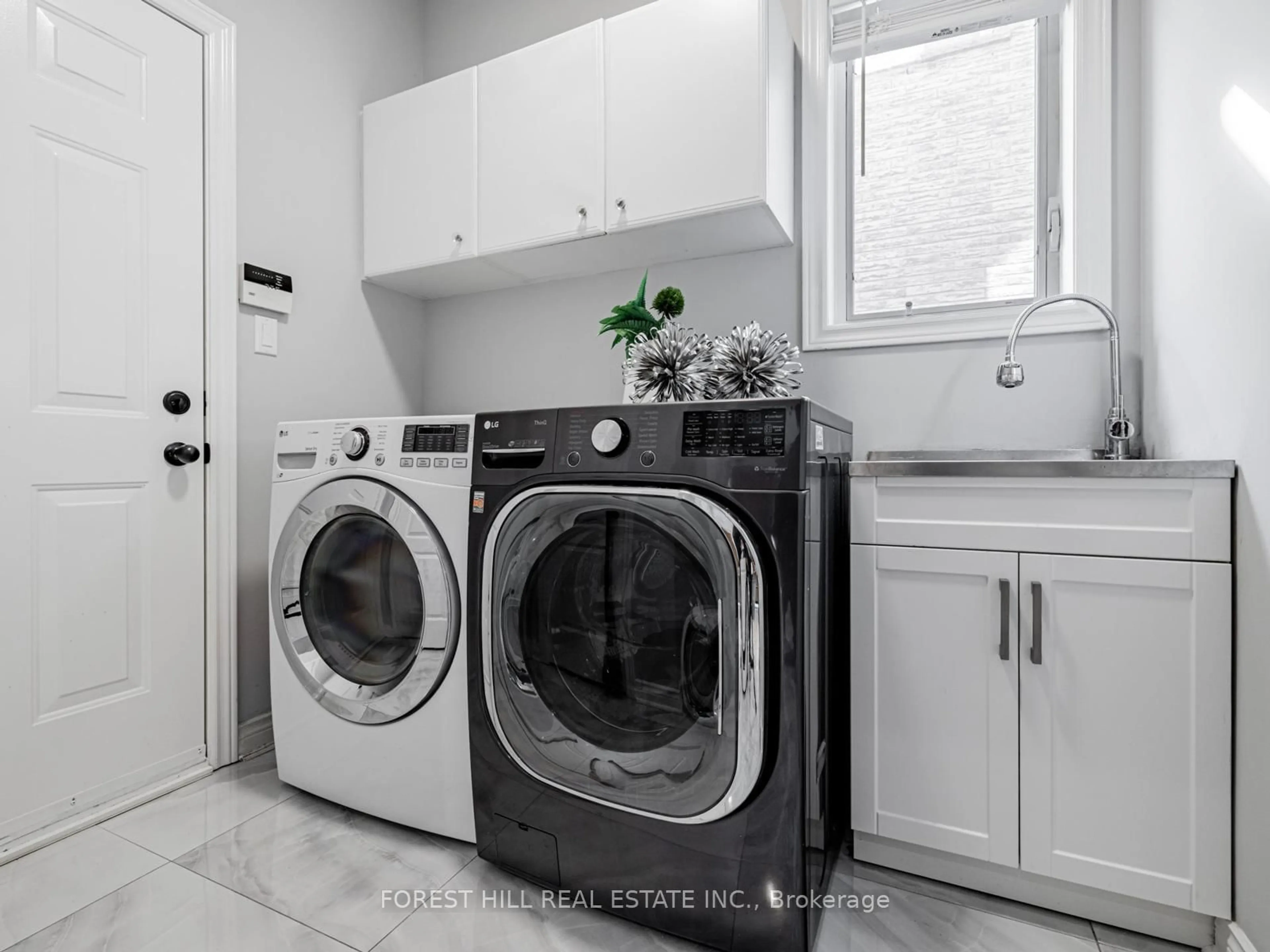 Laundry room for 134 Royal Palm Dr, Vaughan Ontario L4J 8K1