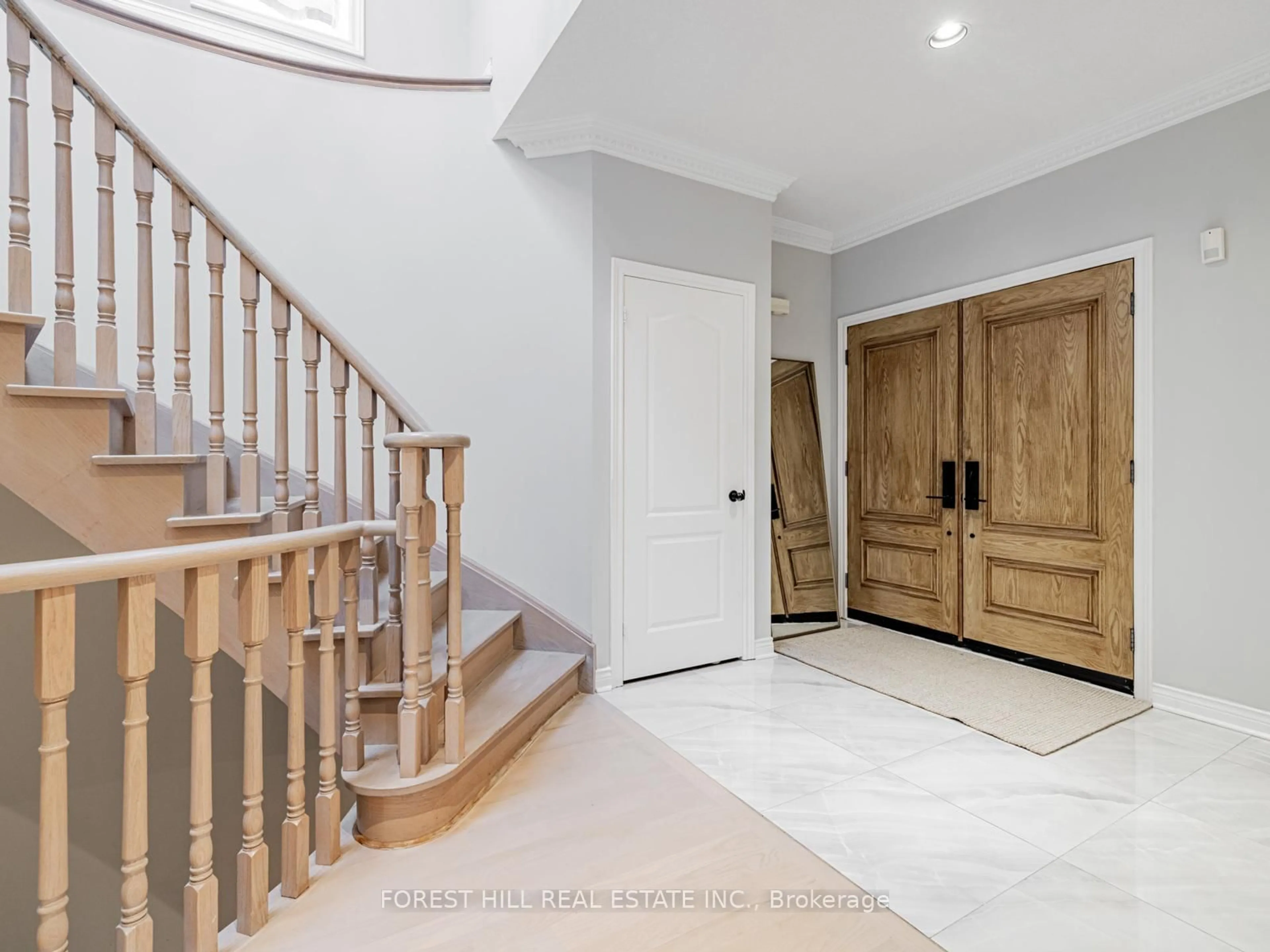 Indoor entryway for 134 Royal Palm Dr, Vaughan Ontario L4J 8K1