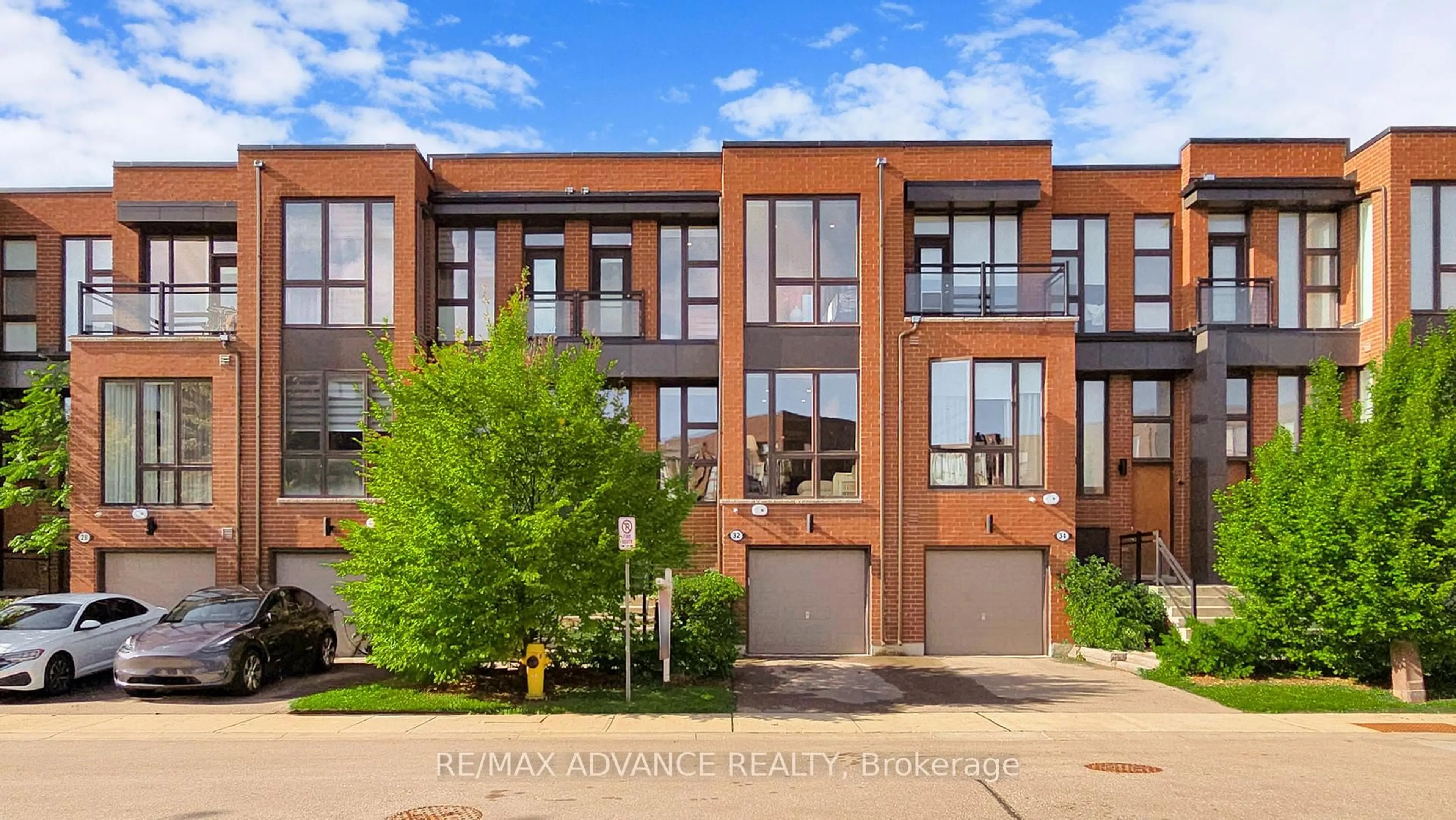 Home with brick exterior material, street for 32 Crestridge Dr, Vaughan Ontario L4J 0K1