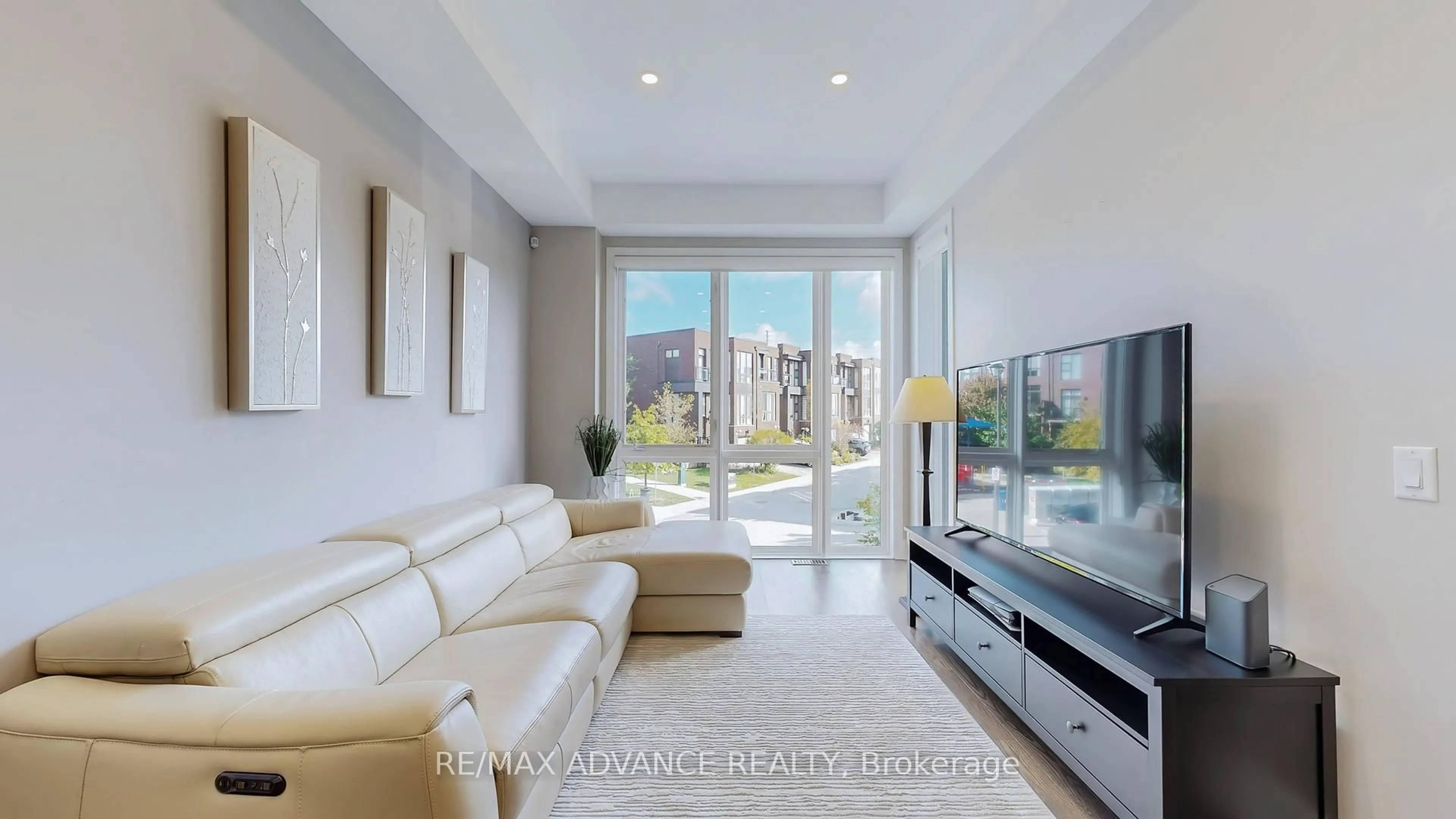 Living room with furniture, unknown for 32 Crestridge Dr, Vaughan Ontario L4J 0K1