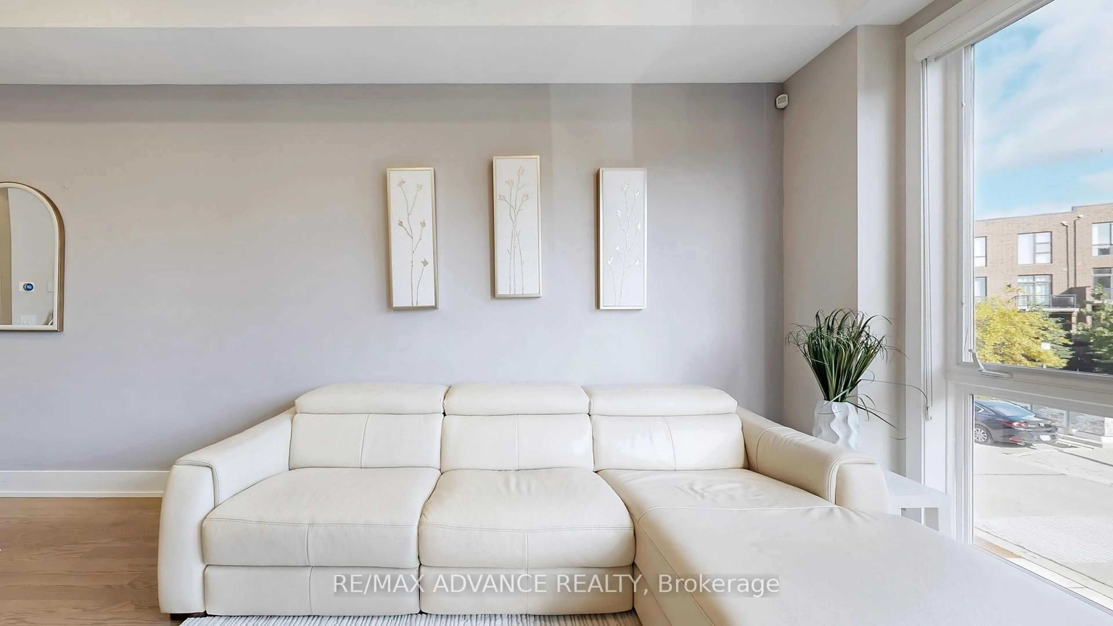 Living room with furniture, unknown for 32 Crestridge Dr, Vaughan Ontario L4J 0K1