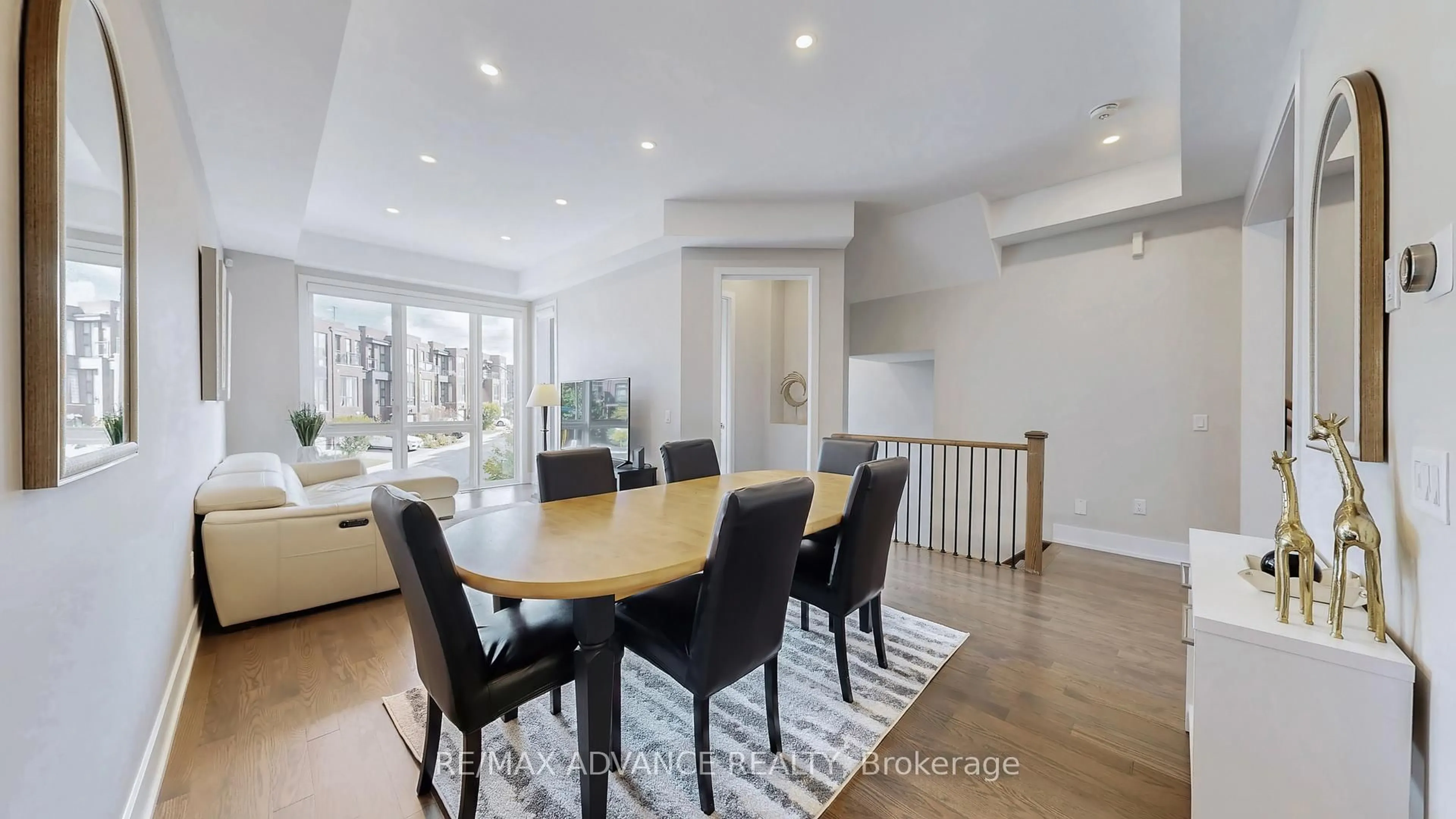 Dining room, wood/laminate floor for 32 Crestridge Dr, Vaughan Ontario L4J 0K1