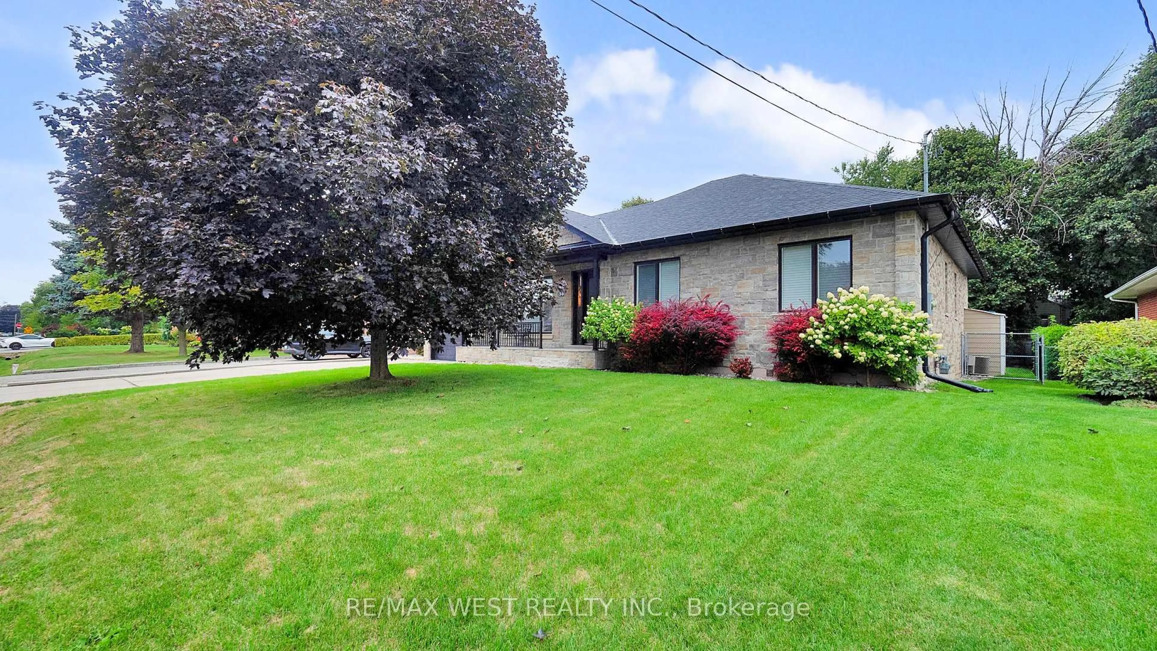 A pic from outside/outdoor area/front of a property/back of a property/a pic from drone, street for 30 Goodman Cres, Vaughan Ontario L6A 1E8