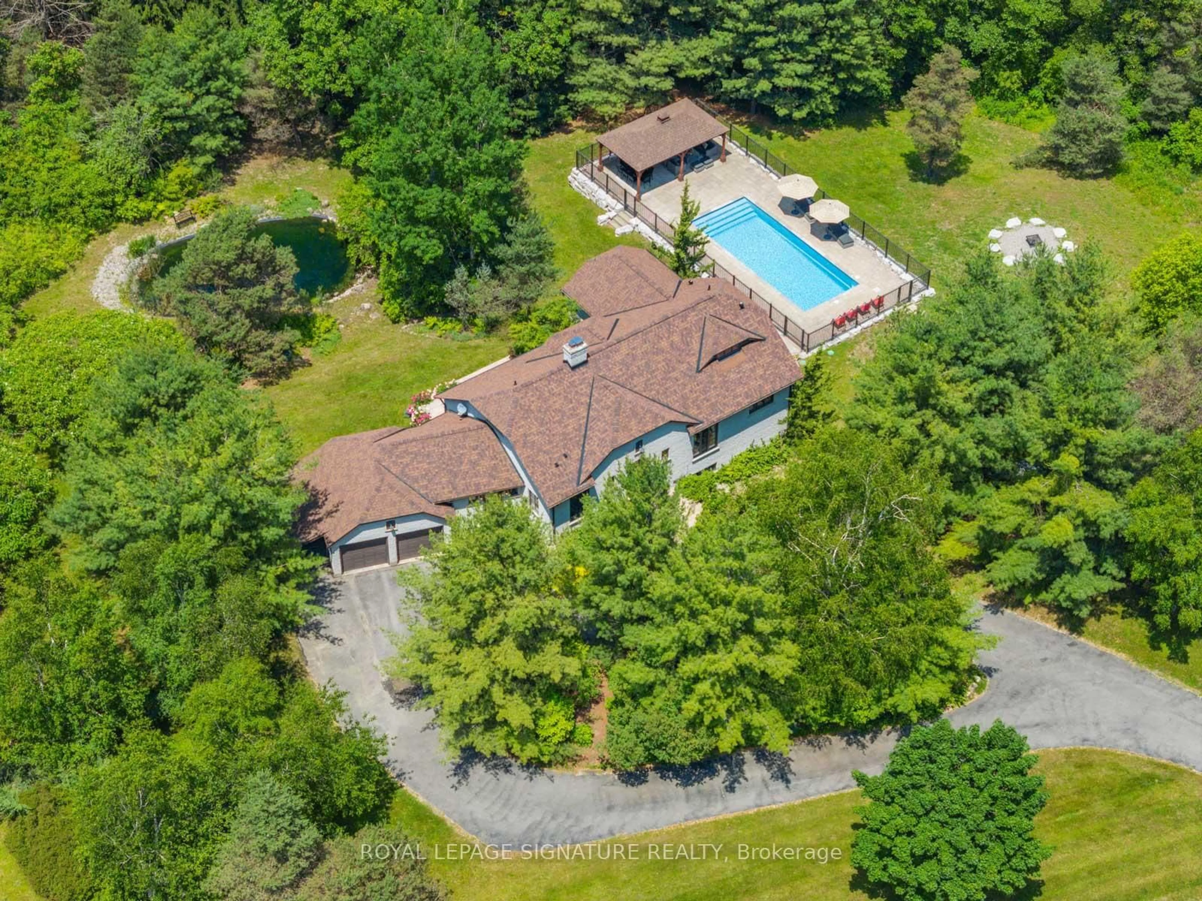 A pic from outside/outdoor area/front of a property/back of a property/a pic from drone, unknown for 30 Kingswood Dr, King Ontario L7B 1K8