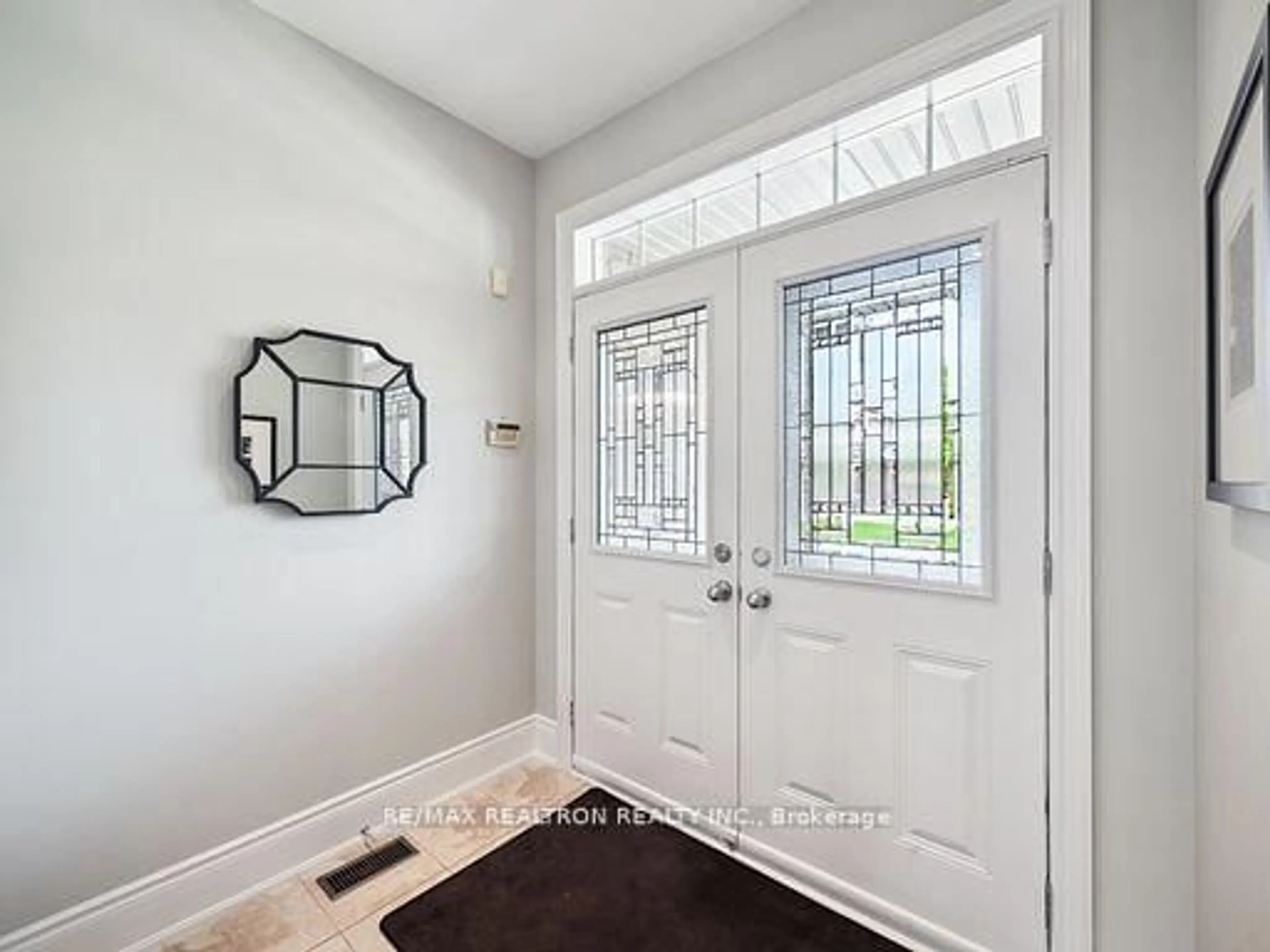 Indoor entryway for 10 Glade Dr, Richmond Hill Ontario L4E 0G9