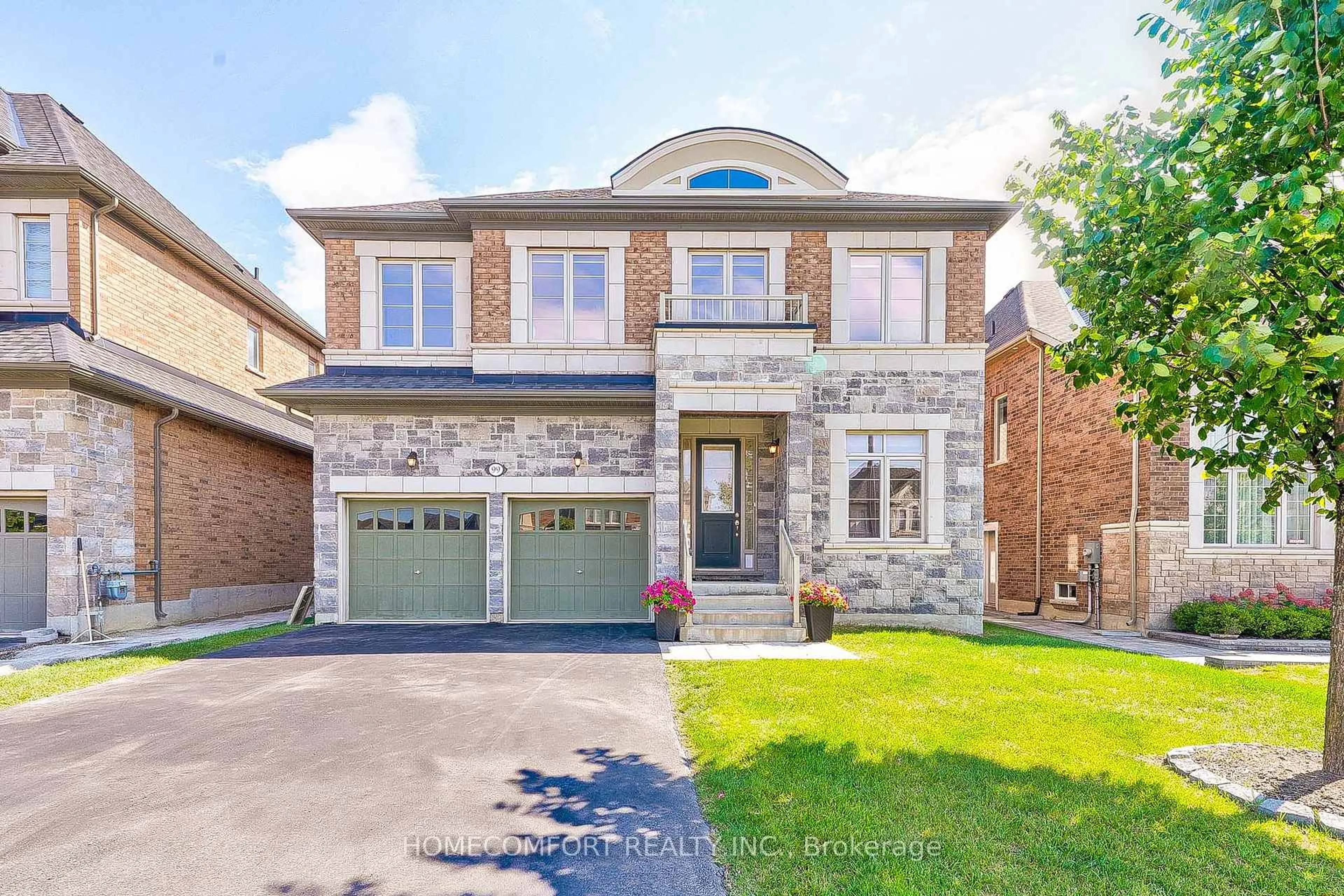 Home with brick exterior material, street for 99 Mitchell Pl, Newmarket Ontario L3Y 0C7