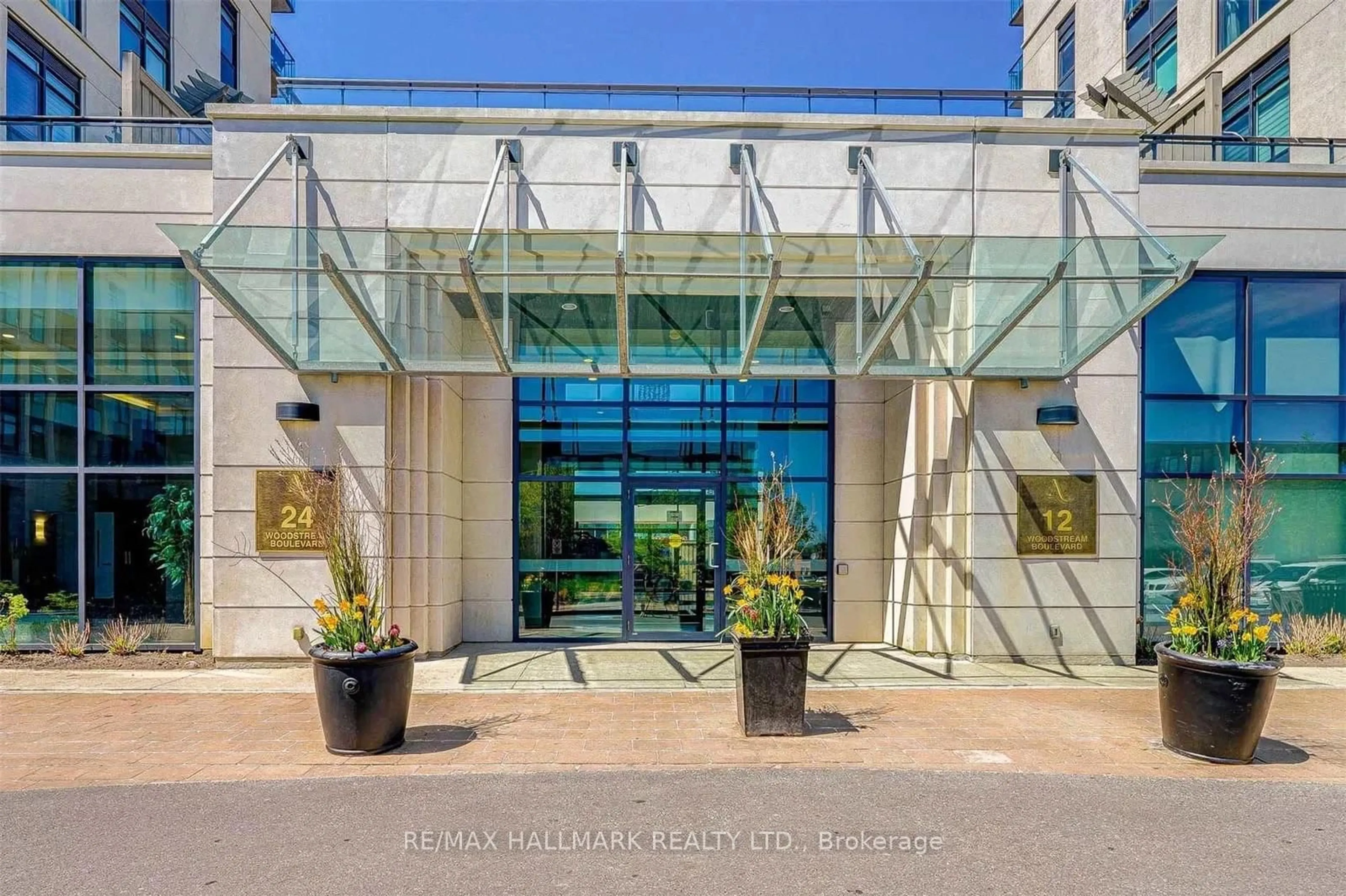 Indoor foyer for 24 Woodstream Blvd #807, Vaughan Ontario L4L 8C4