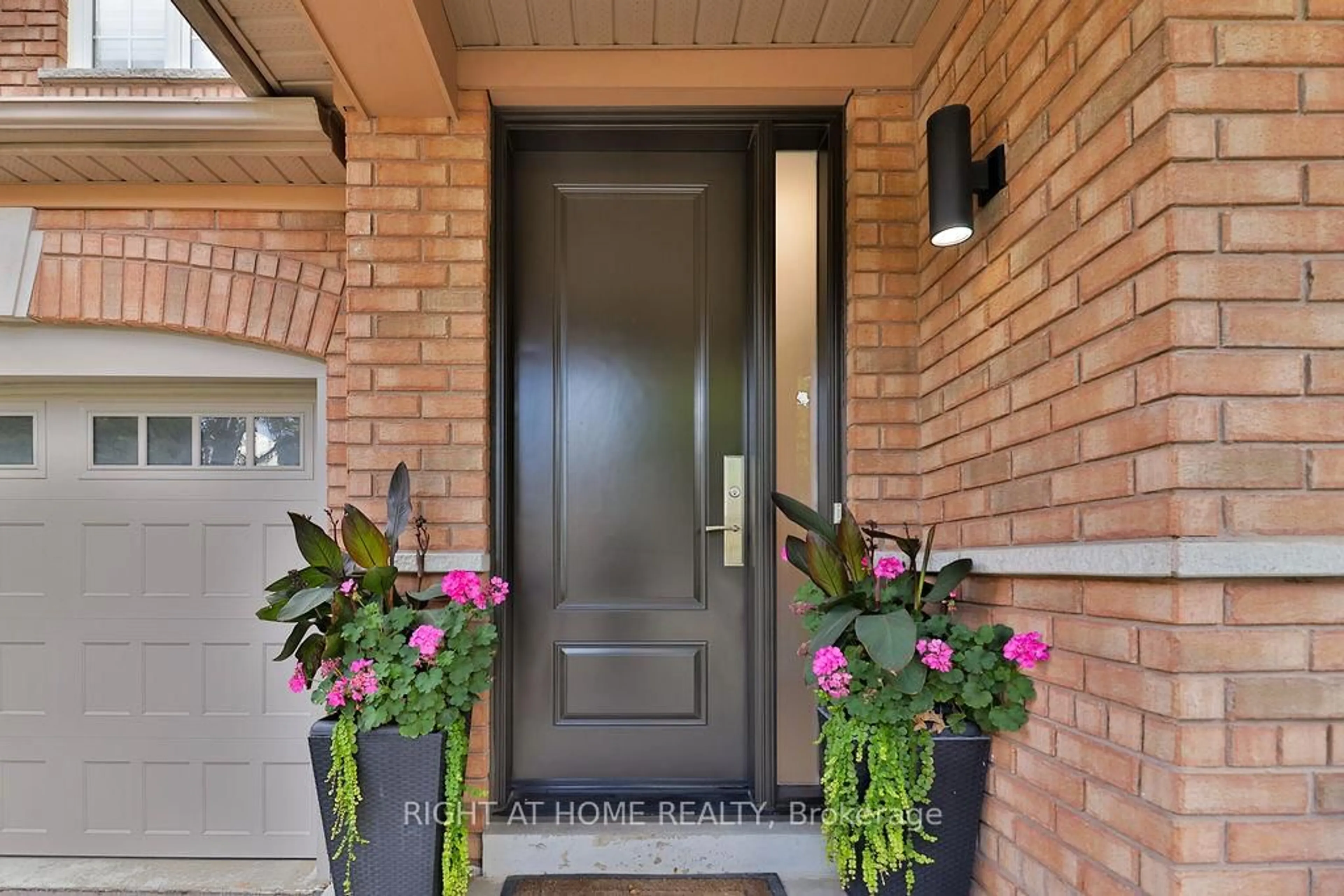 Indoor entryway for 140 Moraine Dr, Vaughan Ontario L4H 2E6