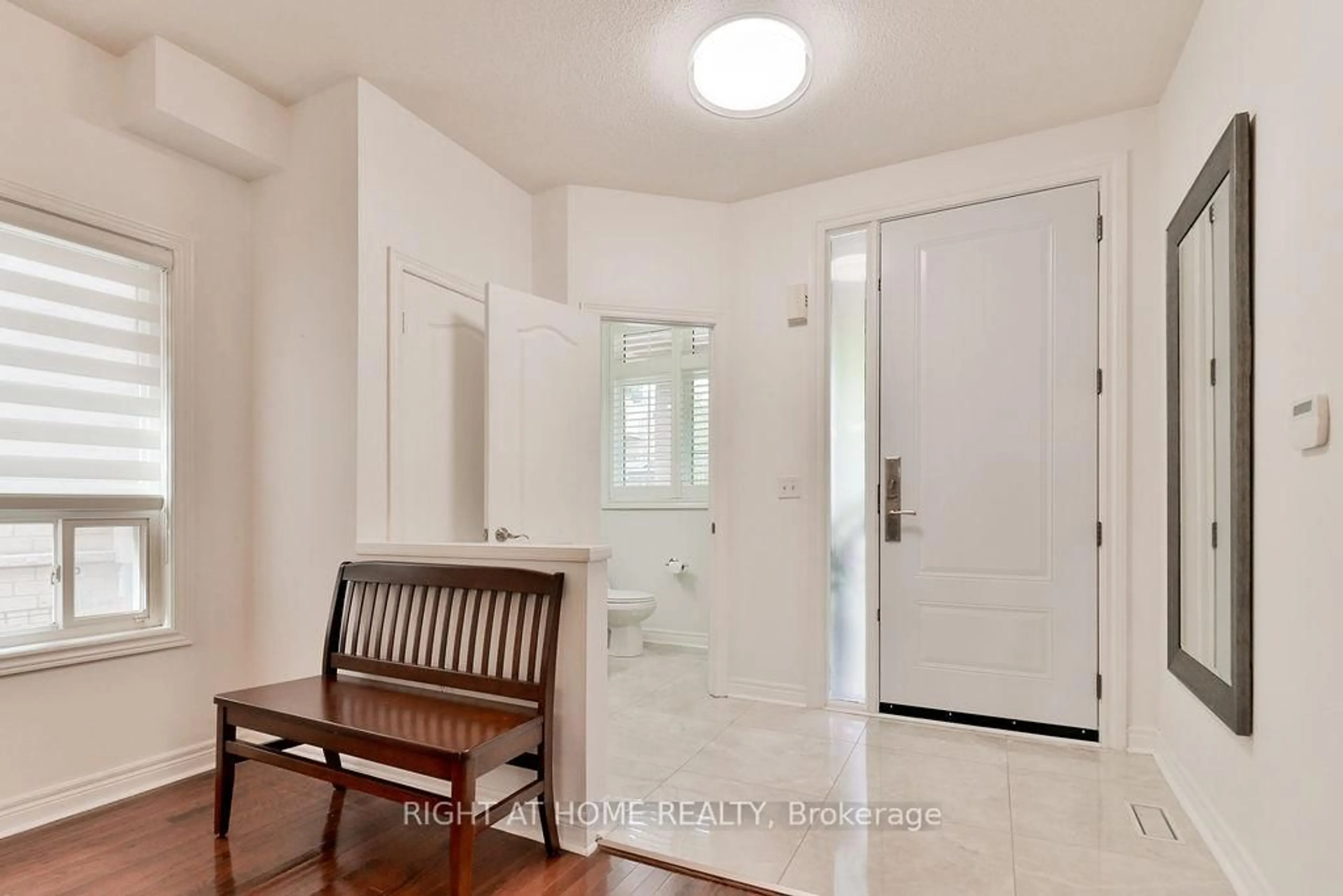 Indoor entryway for 140 Moraine Dr, Vaughan Ontario L4H 2E6