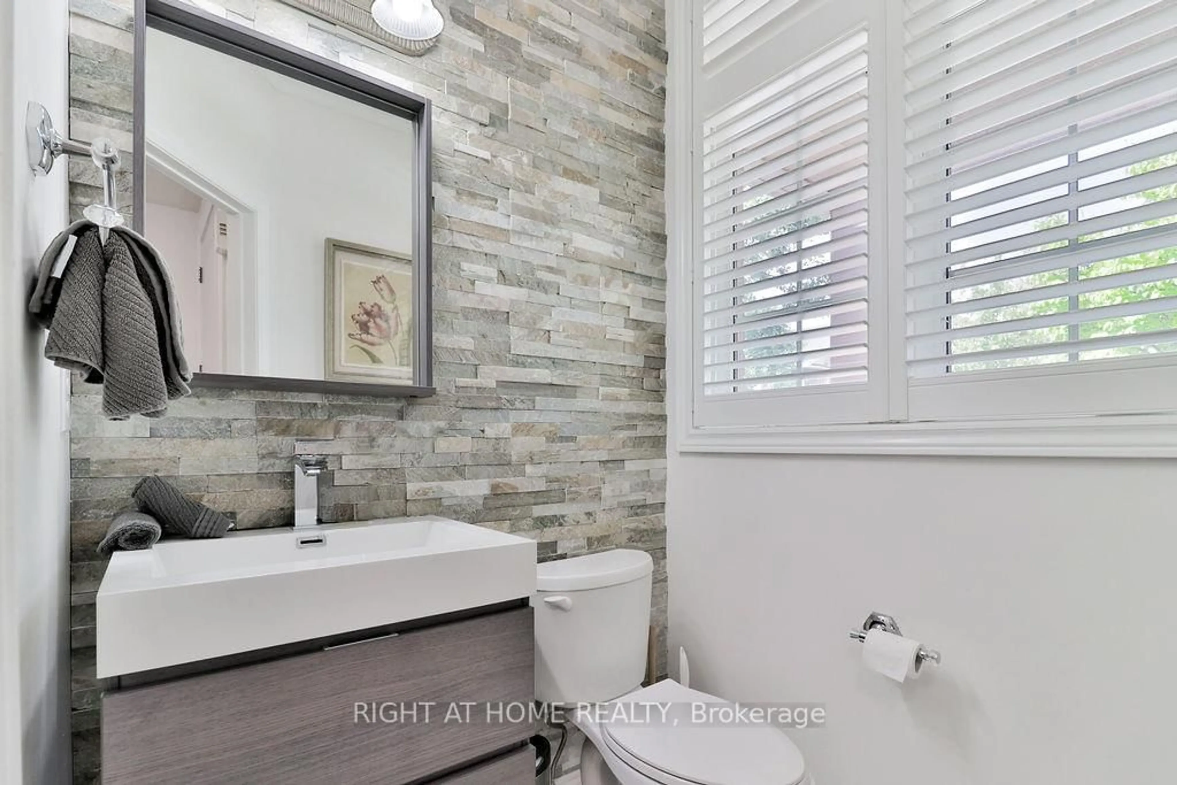 Contemporary bathroom, ceramic/tile floor for 140 Moraine Dr, Vaughan Ontario L4H 2E6