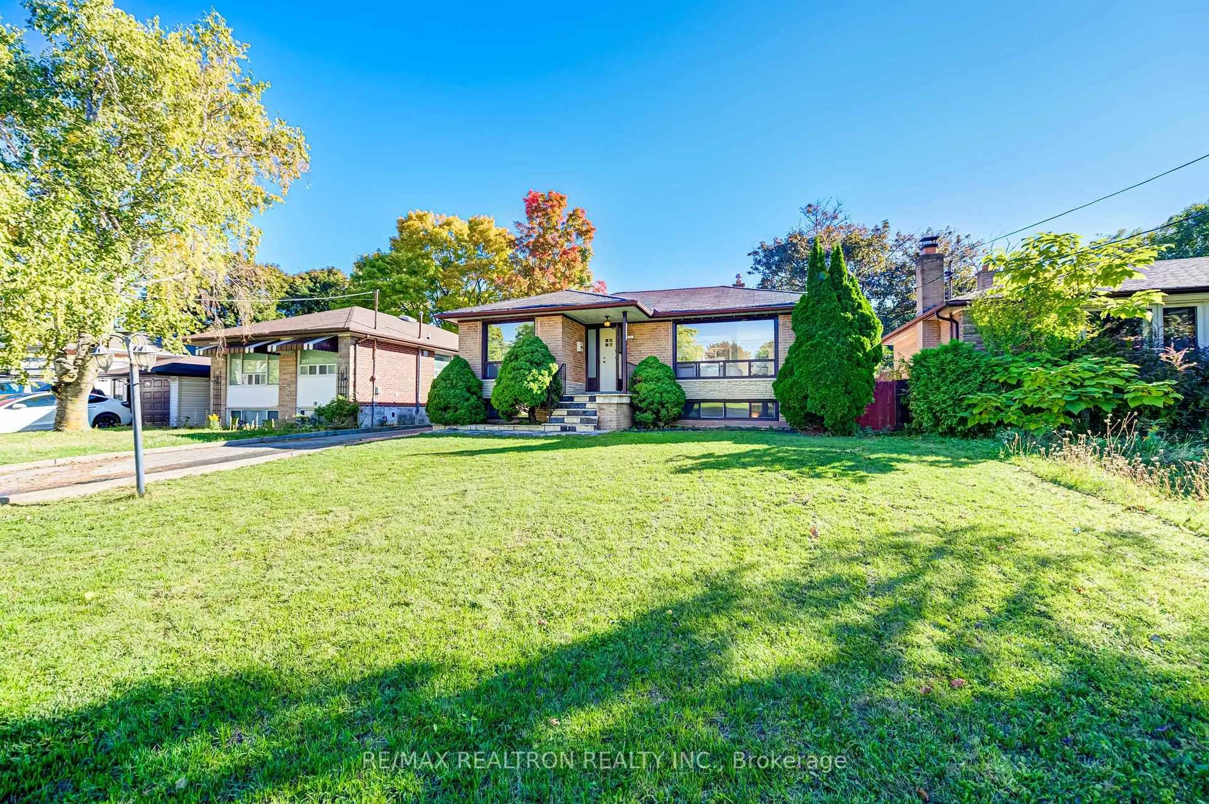 A pic from outside/outdoor area/front of a property/back of a property/a pic from drone, street for 31 Sussex Ave, Richmond Hill Ontario L4C 2E5