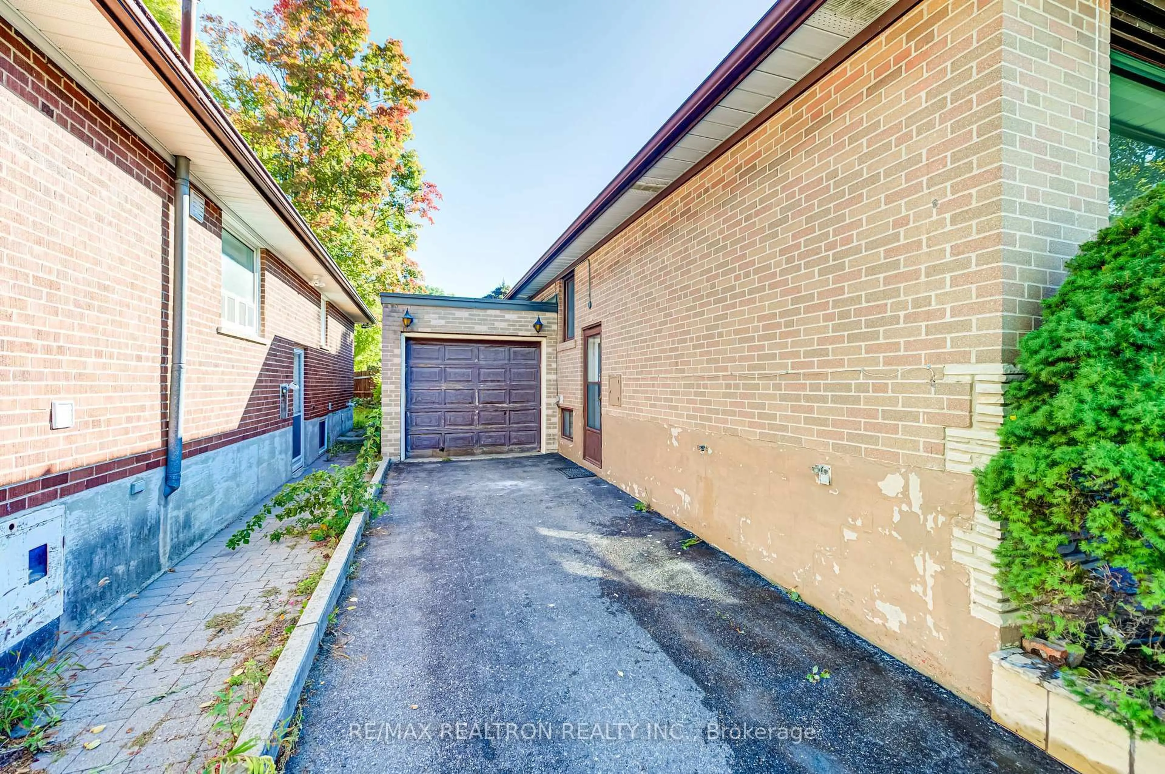 A pic from outside/outdoor area/front of a property/back of a property/a pic from drone, street for 31 Sussex Ave, Richmond Hill Ontario L4C 2E5