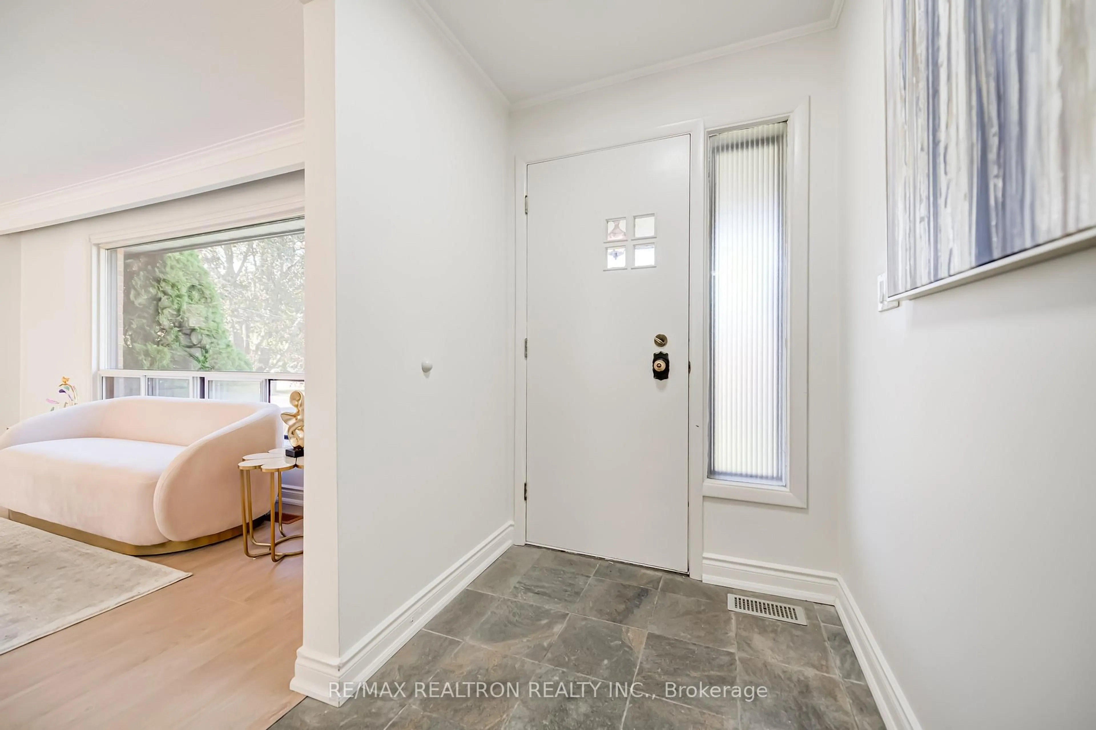 Indoor entryway for 31 Sussex Ave, Richmond Hill Ontario L4C 2E5