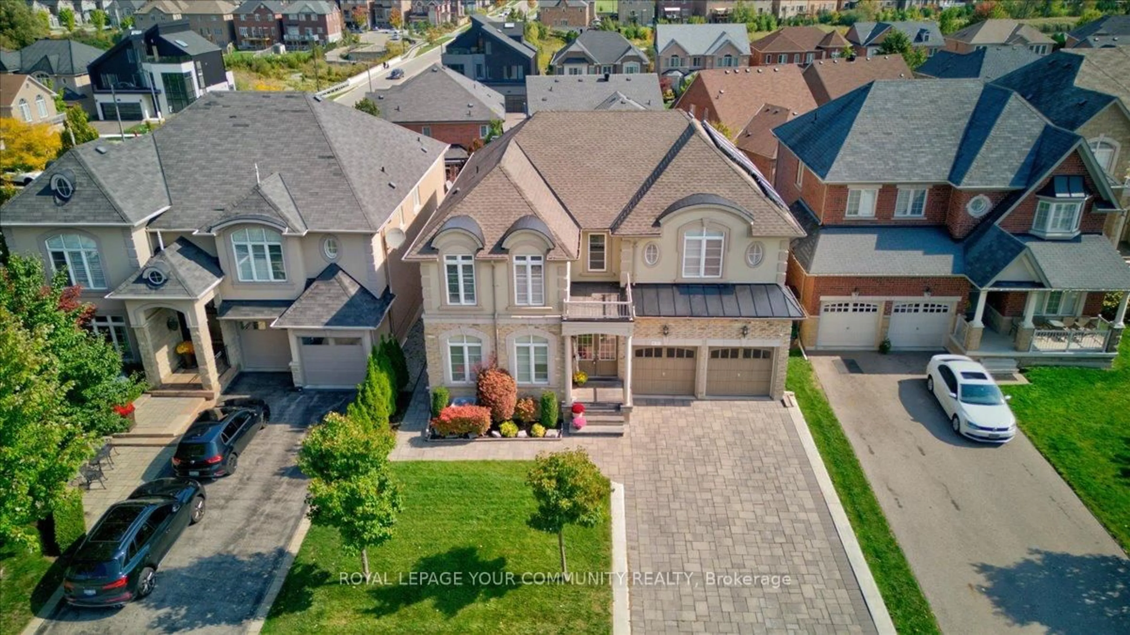 A pic from outside/outdoor area/front of a property/back of a property/a pic from drone, street for 9 Heaney Crt, Aurora Ontario L4G 0J7