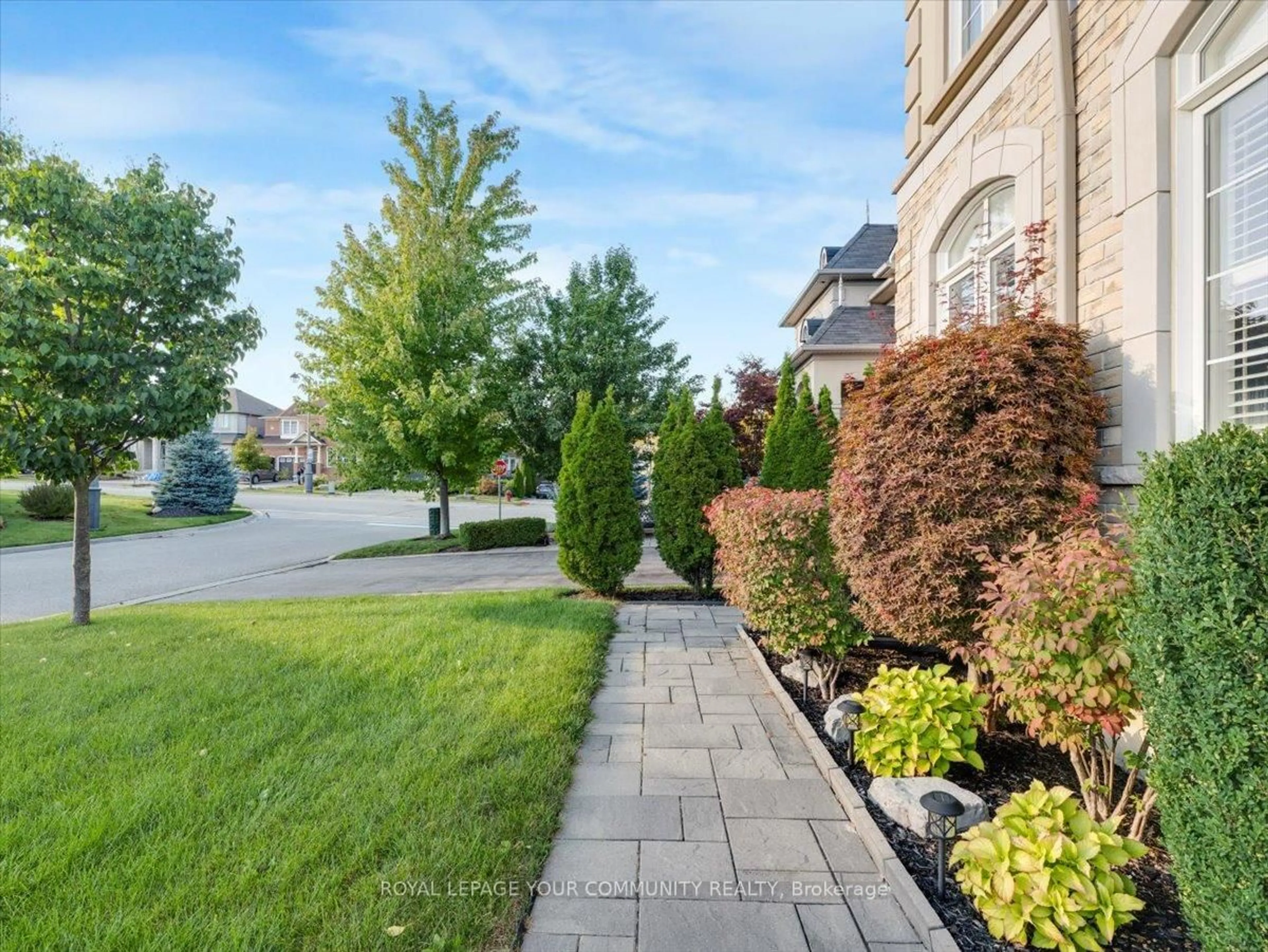 Patio, street for 9 Heaney Crt, Aurora Ontario L4G 0J7