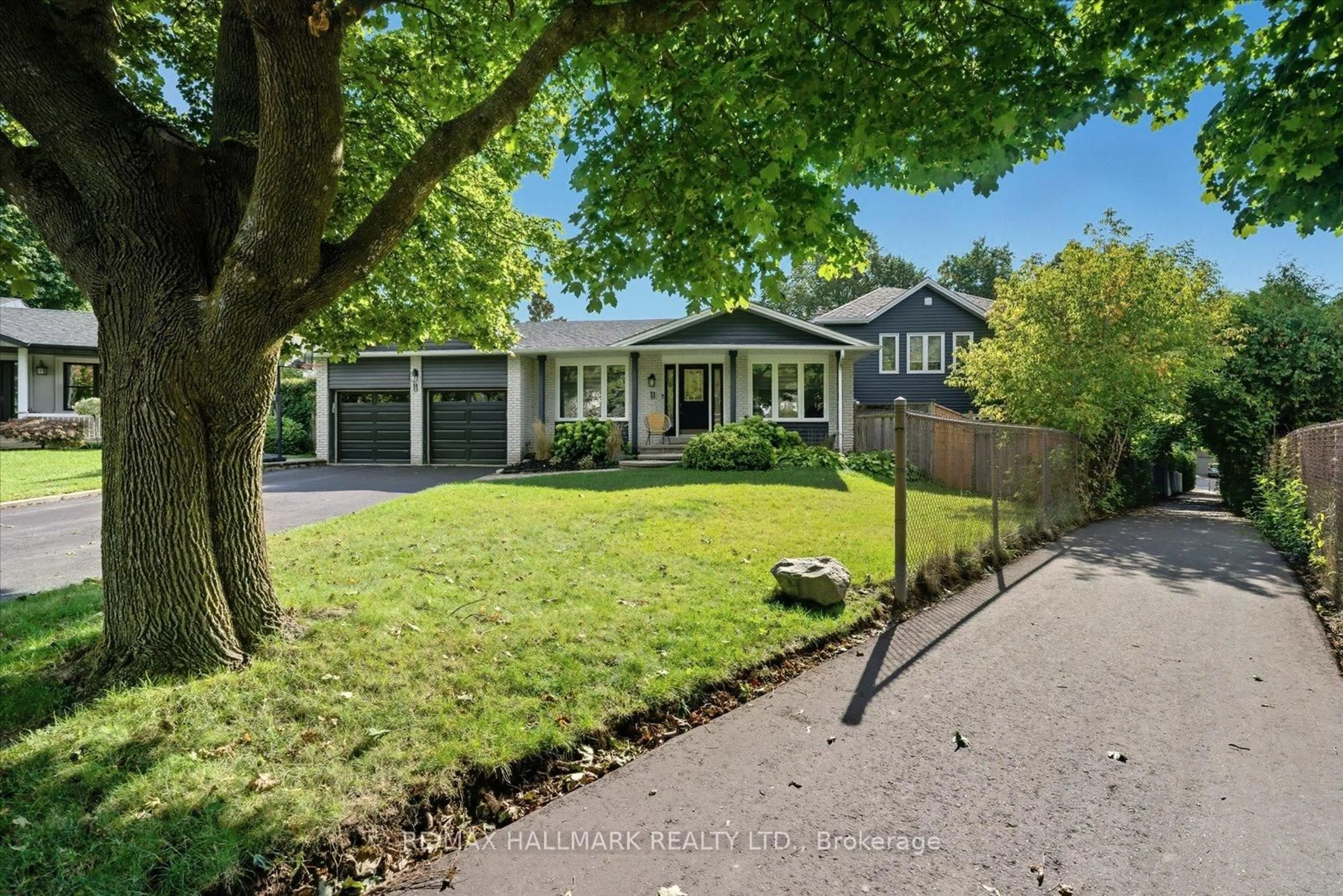 A pic from outside/outdoor area/front of a property/back of a property/a pic from drone, street for 11 Avondale Cres, Markham Ontario L3P 2J9