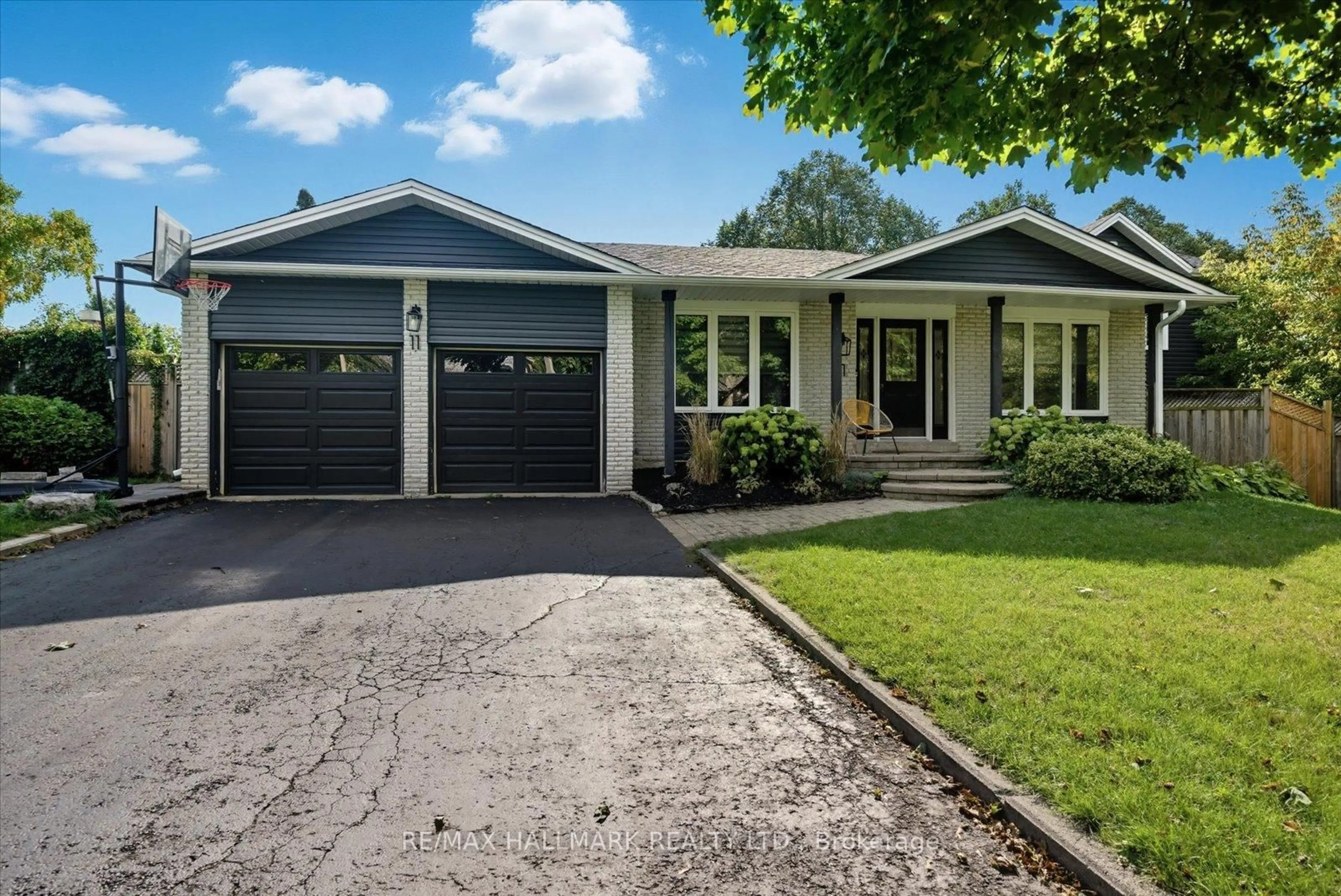Home with vinyl exterior material, street for 11 Avondale Cres, Markham Ontario L3P 2J9