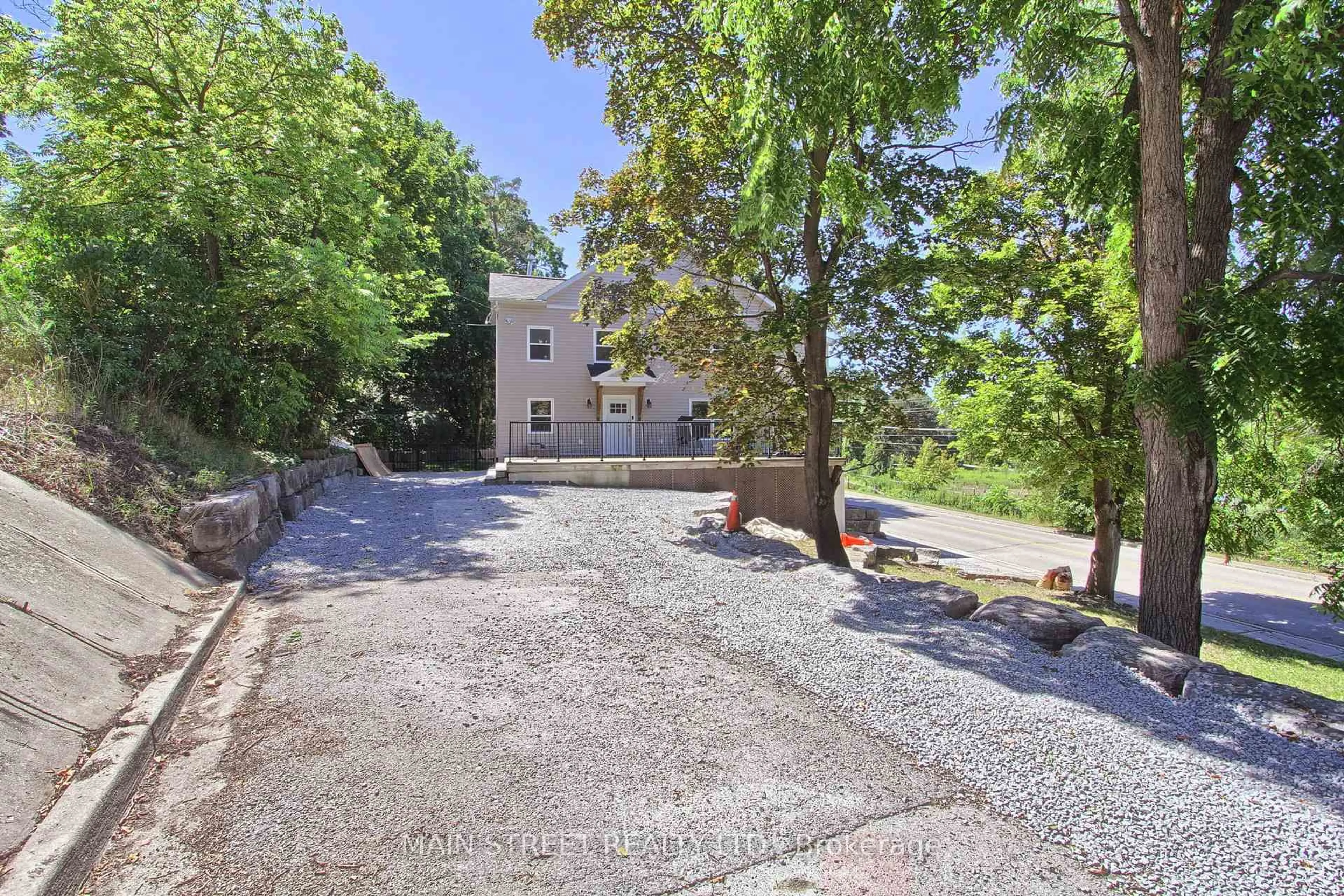 A pic from outside/outdoor area/front of a property/back of a property/a pic from drone, street for 315 Cotter St, Newmarket Ontario L3Y 3X9