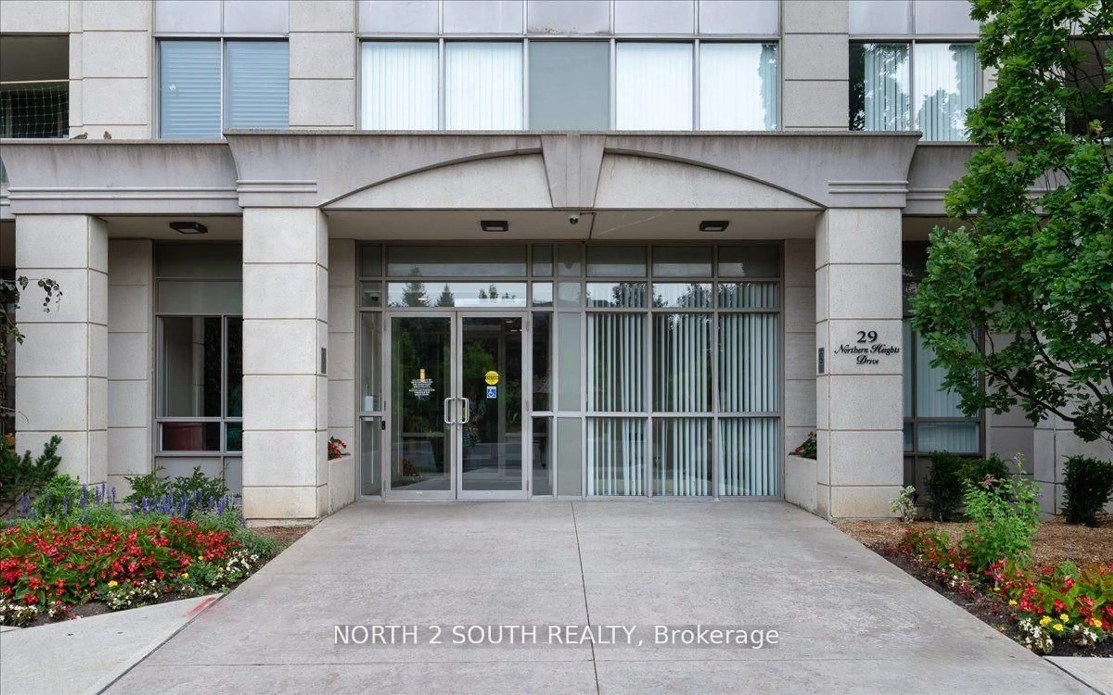 Indoor foyer for 29 Northern Hts Dr #916, Richmond Hill Ontario L4B 4L8