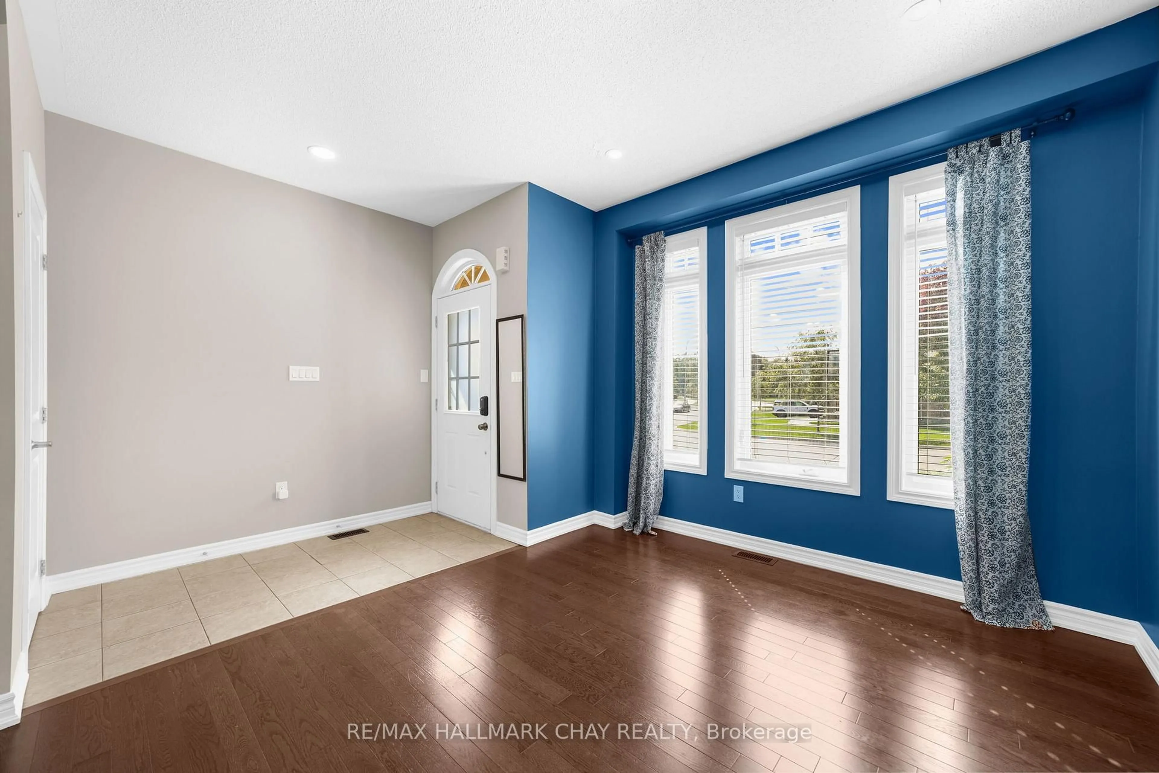 Indoor entryway for 52 Strachan Tr, New Tecumseth Ontario L0G 1A0
