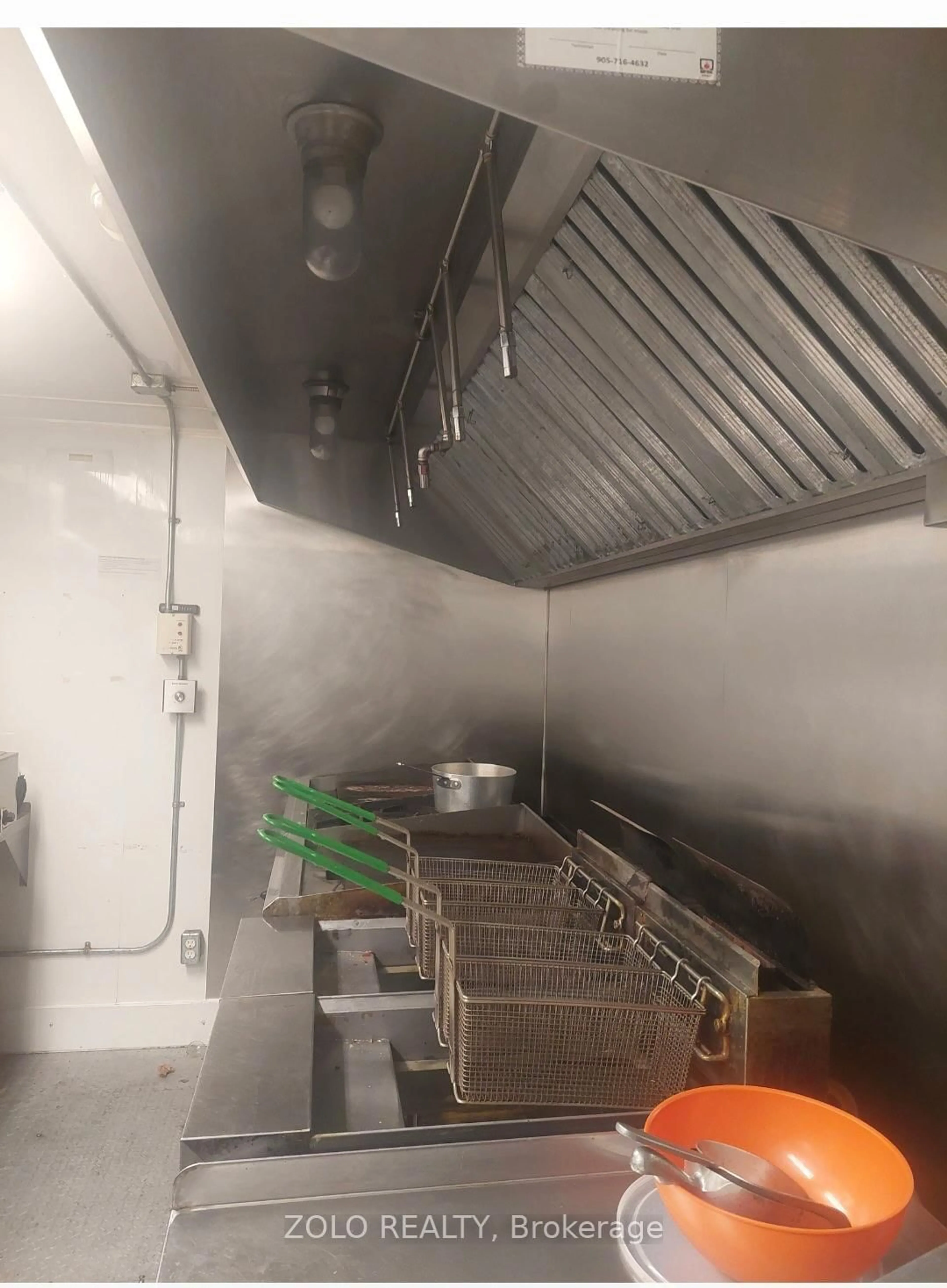 Standard kitchen, unknown for 1035 Metro Rd, Georgina Ontario L4P 3E9