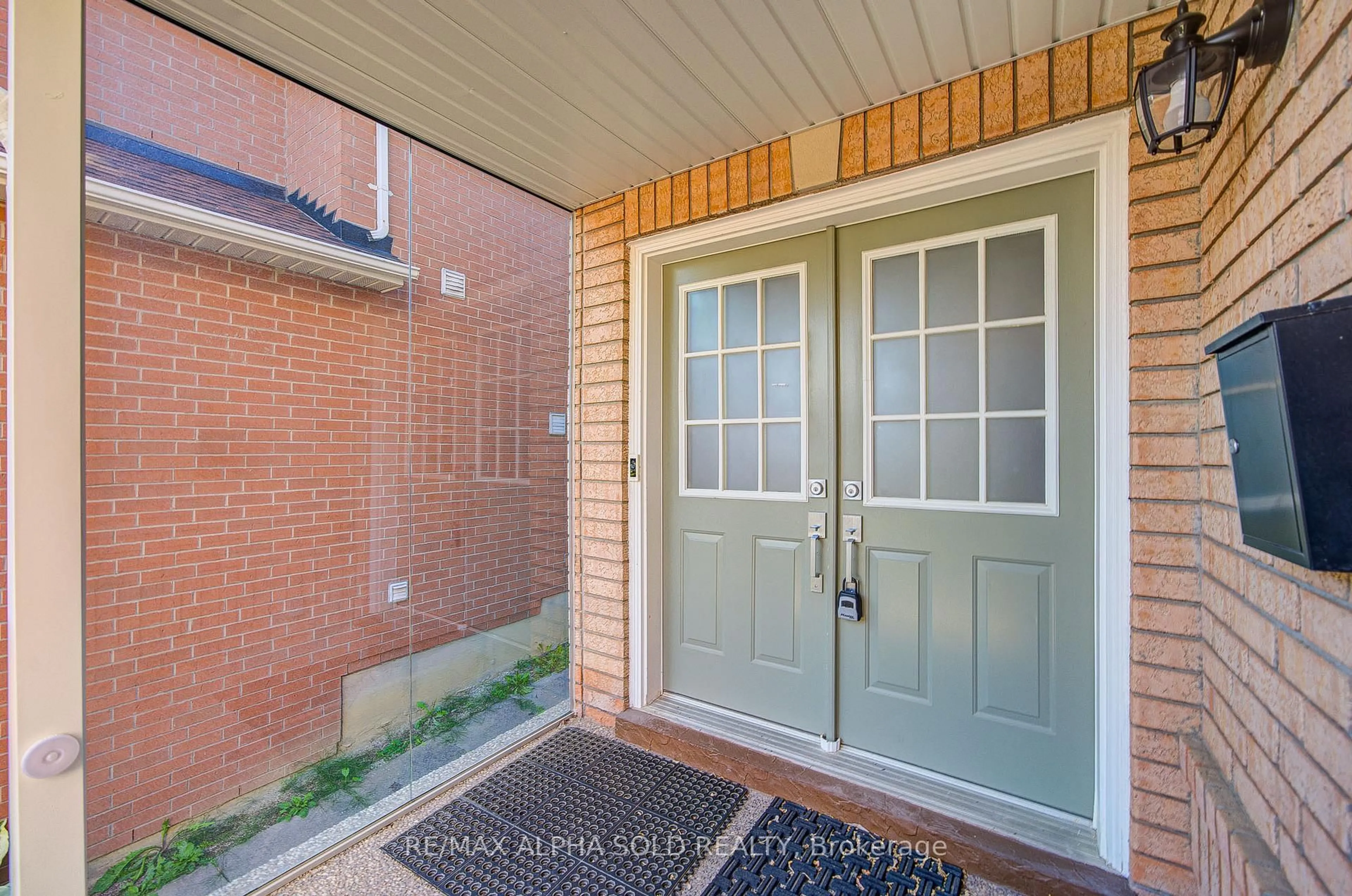 Indoor entryway for 6 Sapphire Dr, Richmond Hill Ontario L4S 2E4