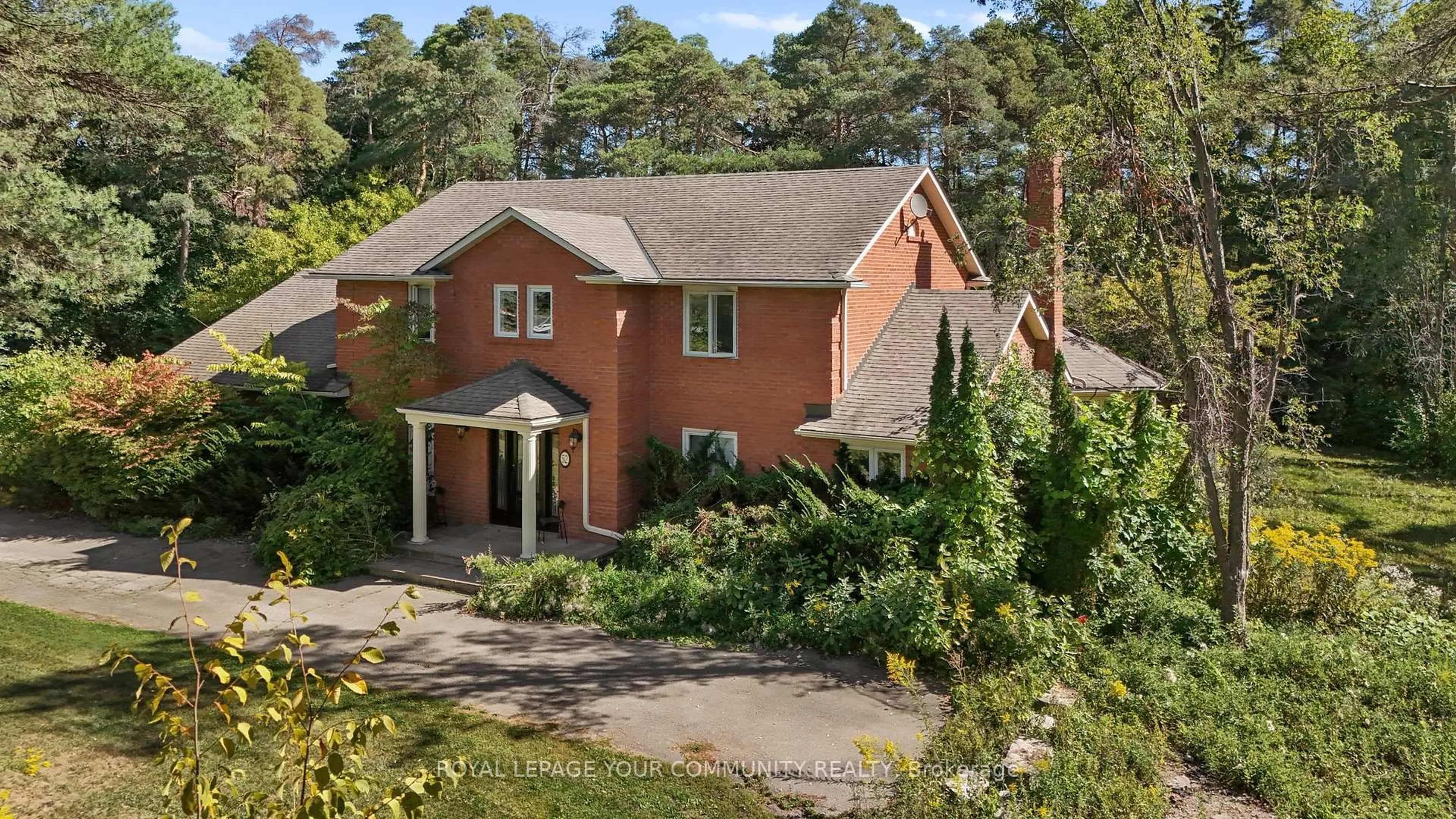 A pic from outside/outdoor area/front of a property/back of a property/a pic from drone, unknown for 52 Beaufort Hills Rd, Richmond Hill Ontario L4E 2N1