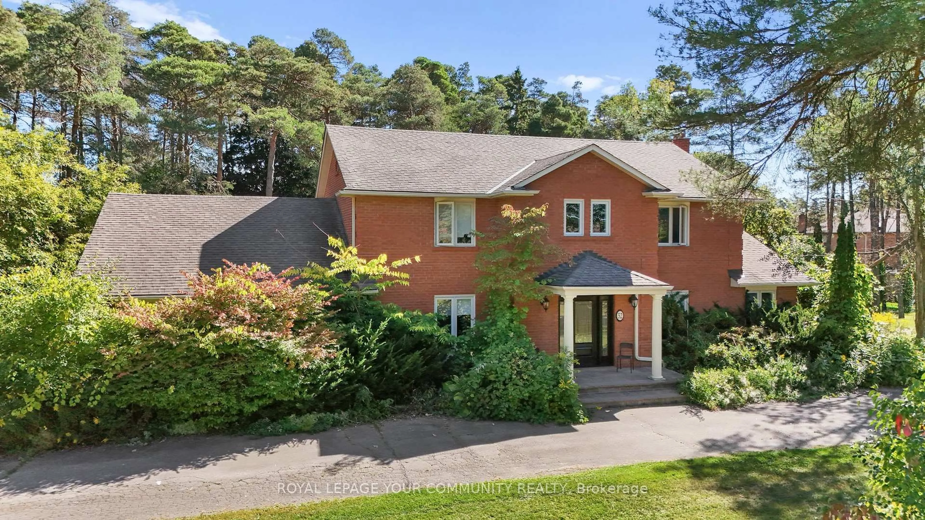 A pic from outside/outdoor area/front of a property/back of a property/a pic from drone, street for 52 Beaufort Hills Rd, Richmond Hill Ontario L4E 2N1