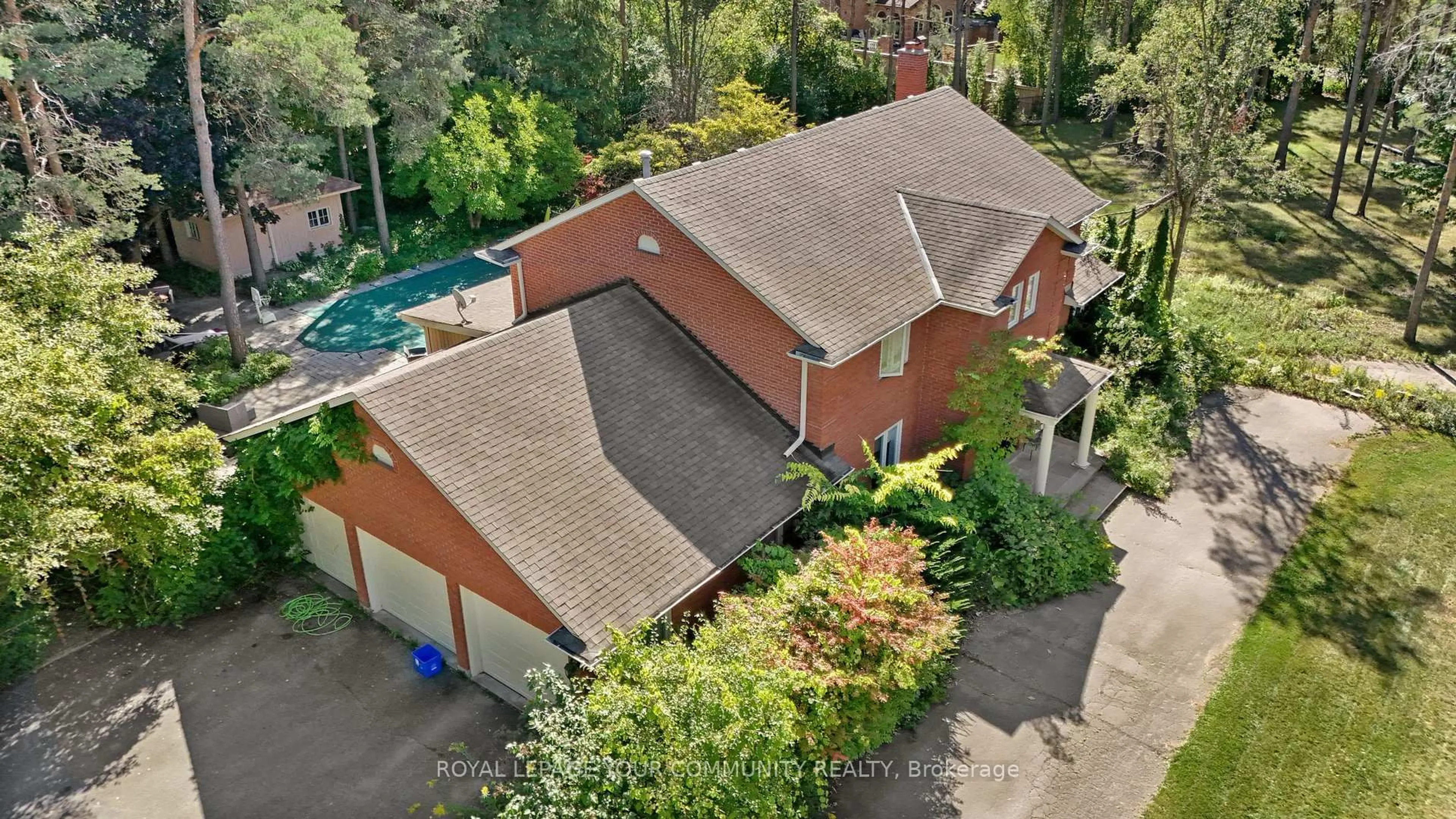 A pic from outside/outdoor area/front of a property/back of a property/a pic from drone, street for 52 Beaufort Hills Rd, Richmond Hill Ontario L4E 2N1