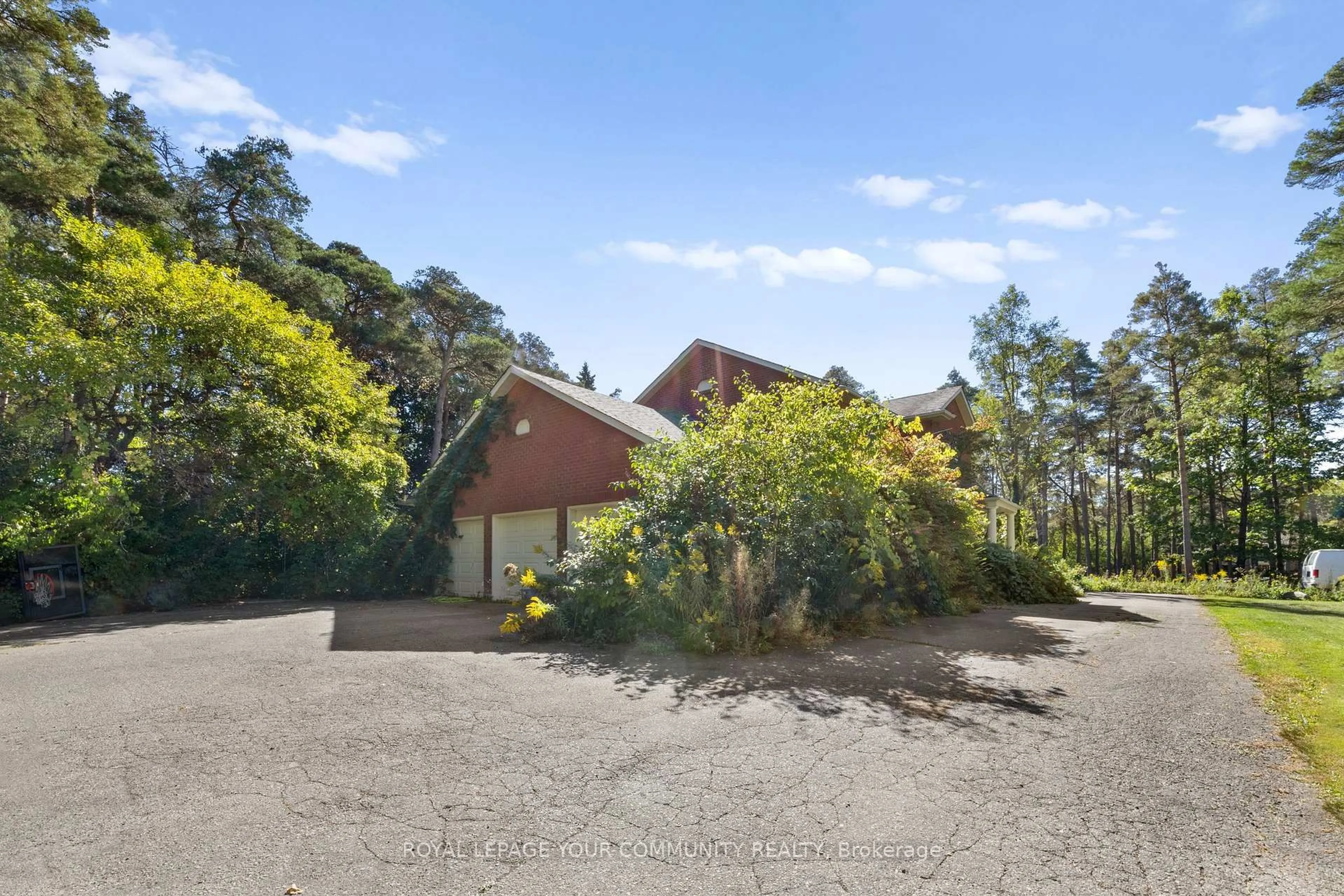 A pic from outside/outdoor area/front of a property/back of a property/a pic from drone, unknown for 52 Beaufort Hills Rd, Richmond Hill Ontario L4E 2N1