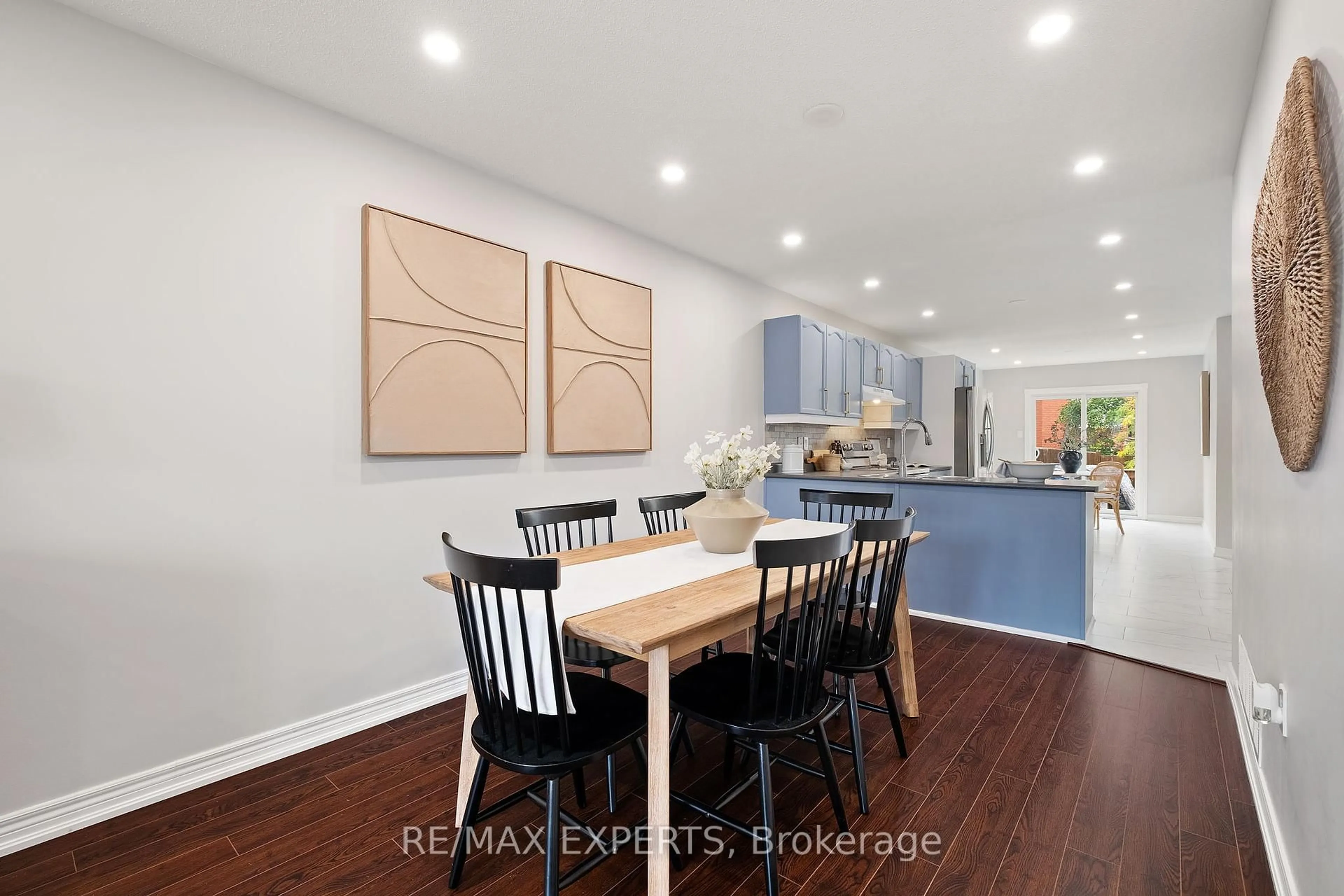Open concept kitchen, wood/laminate floor for 14 Aishford Rd, Bradford West Gwillimbury Ontario L3Z 3E3