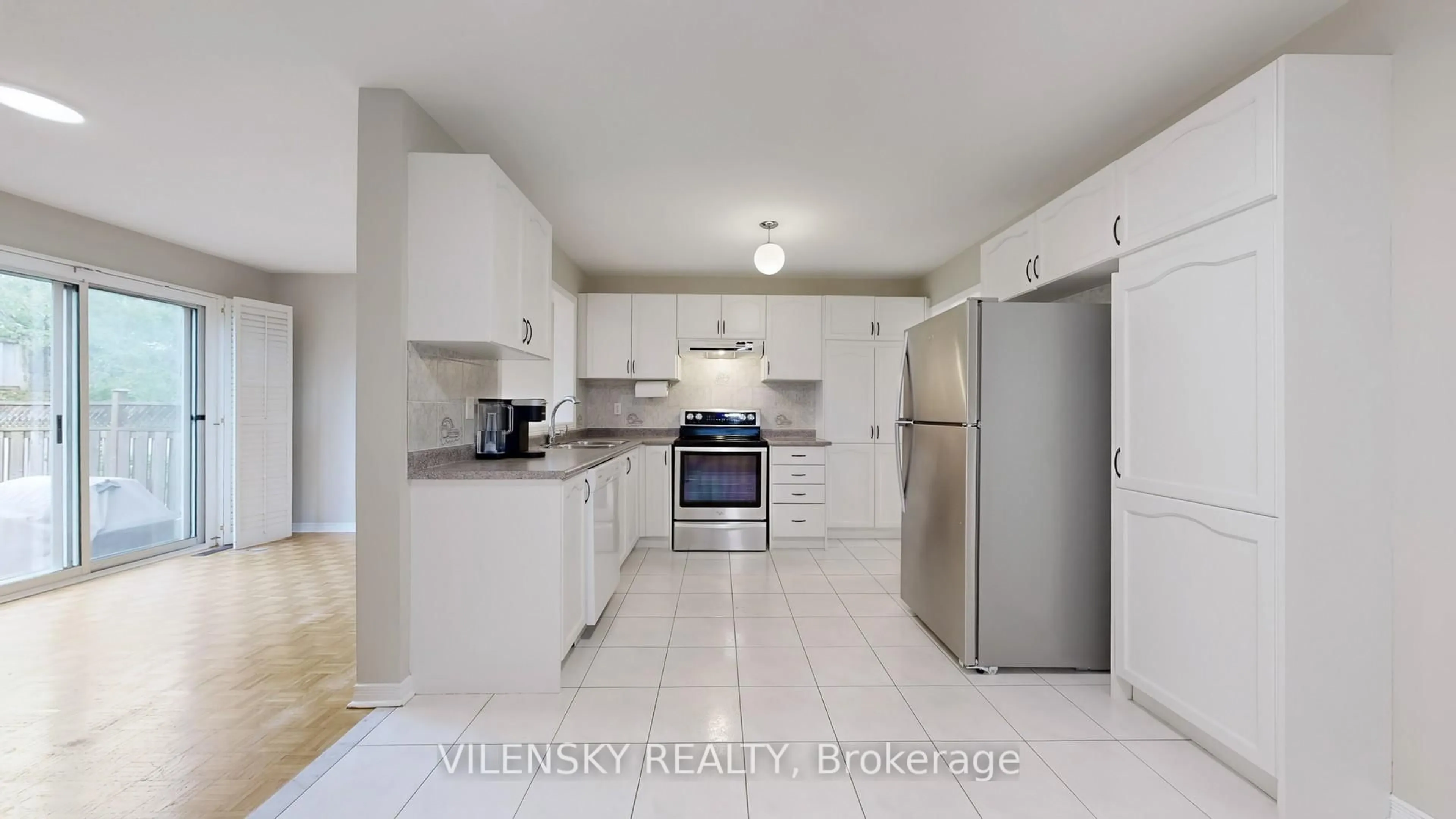 Standard kitchen, ceramic/tile floor for 124 Foxfield Cres, Vaughan Ontario L4K 5E7