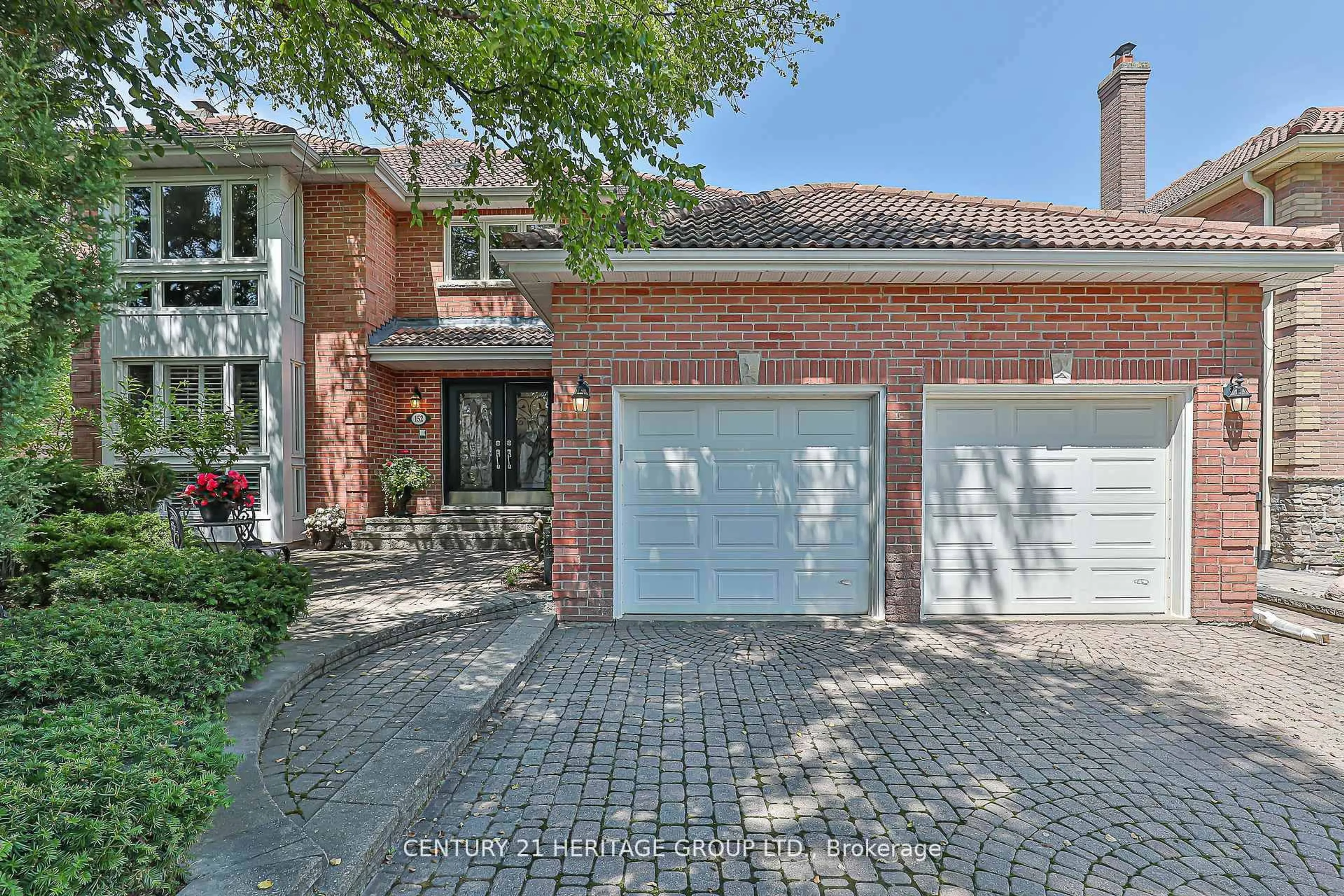 Home with brick exterior material, street for 152 Cranberry Lane, Aurora Ontario L4G 5Z4