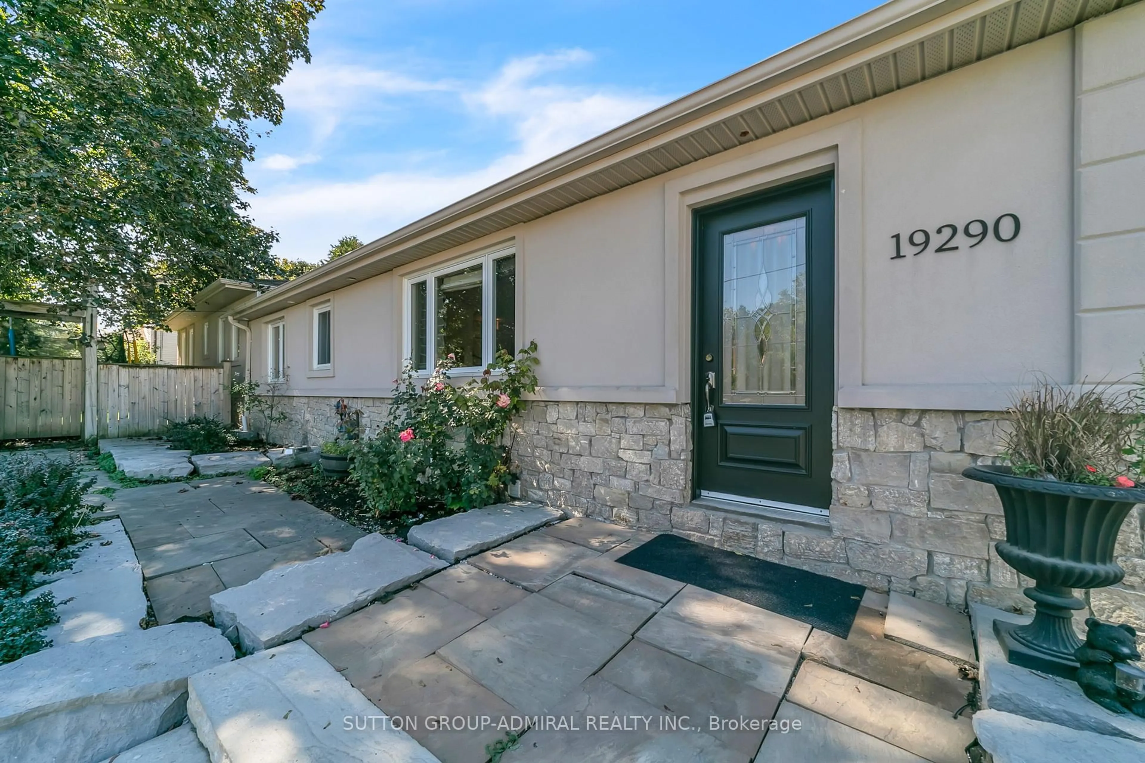 Unknown for 19290 Yonge St, East Gwillimbury Ontario L9N 1L5