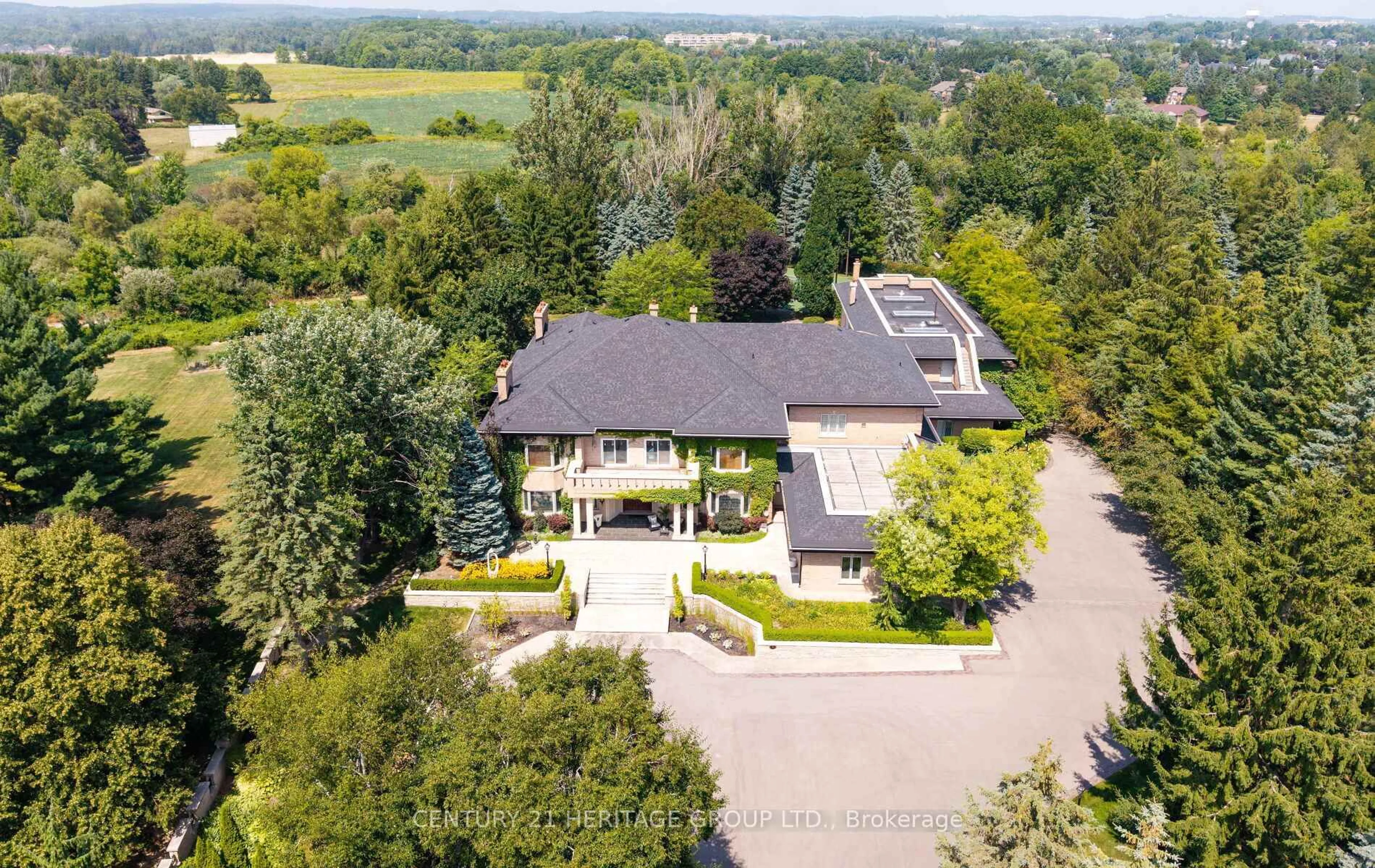 A pic from outside/outdoor area/front of a property/back of a property/a pic from drone, unknown for 150 Collard Dr, King Ontario L7B 1E4