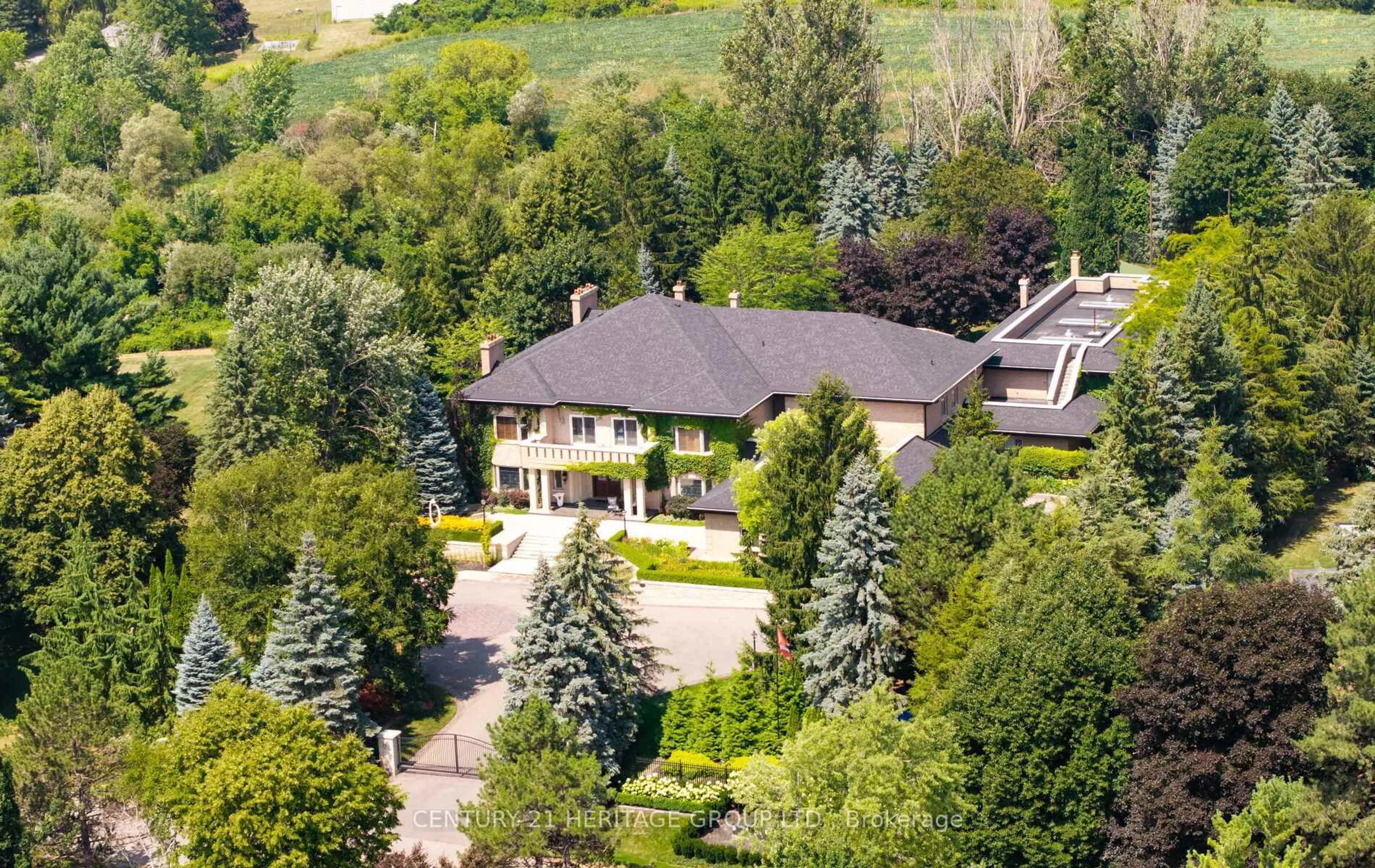 A pic from outside/outdoor area/front of a property/back of a property/a pic from drone, mountain view for 150 Collard Dr, King Ontario L7B 1E4