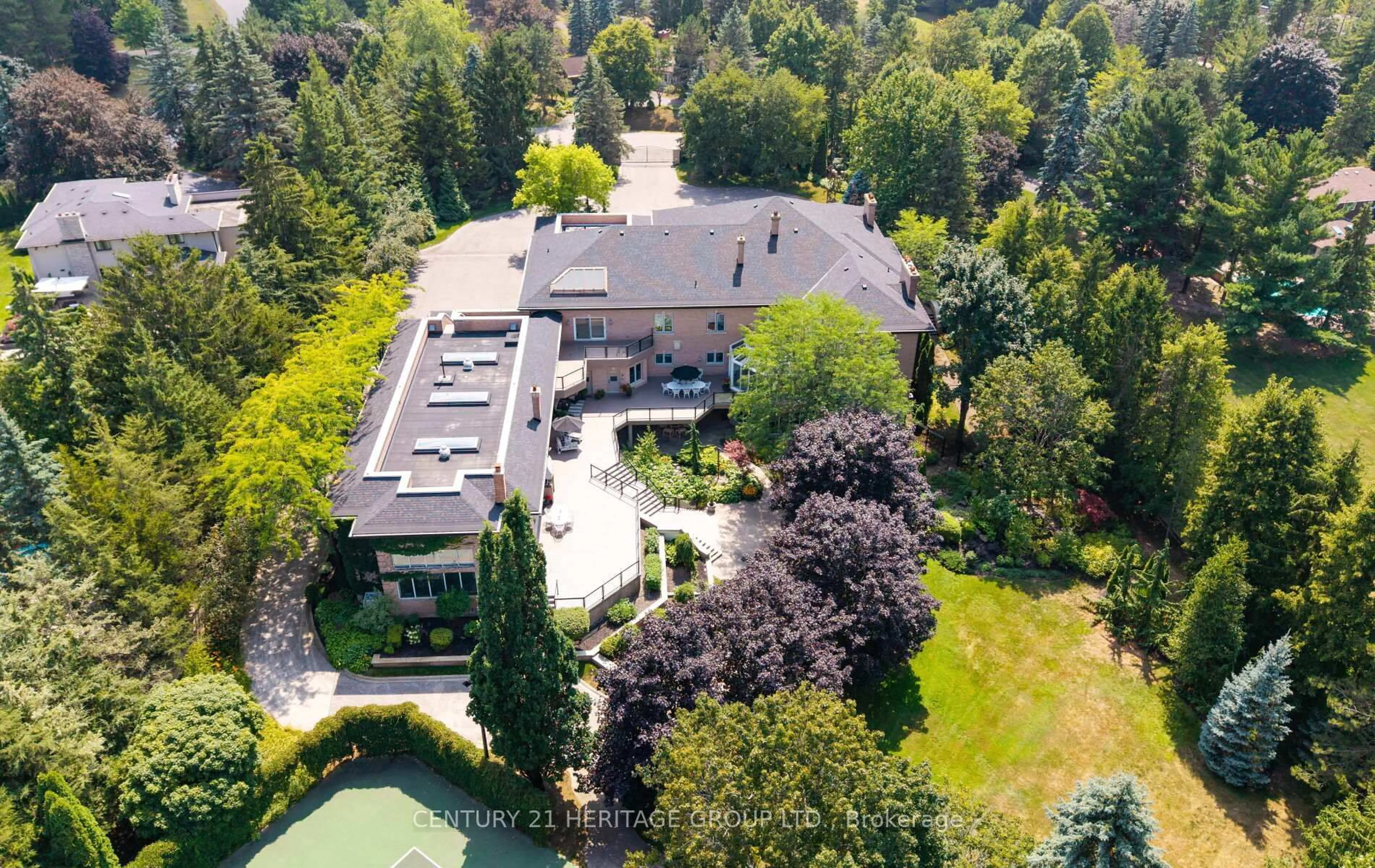 A pic from outside/outdoor area/front of a property/back of a property/a pic from drone, unknown for 150 Collard Dr, King Ontario L7B 1E4