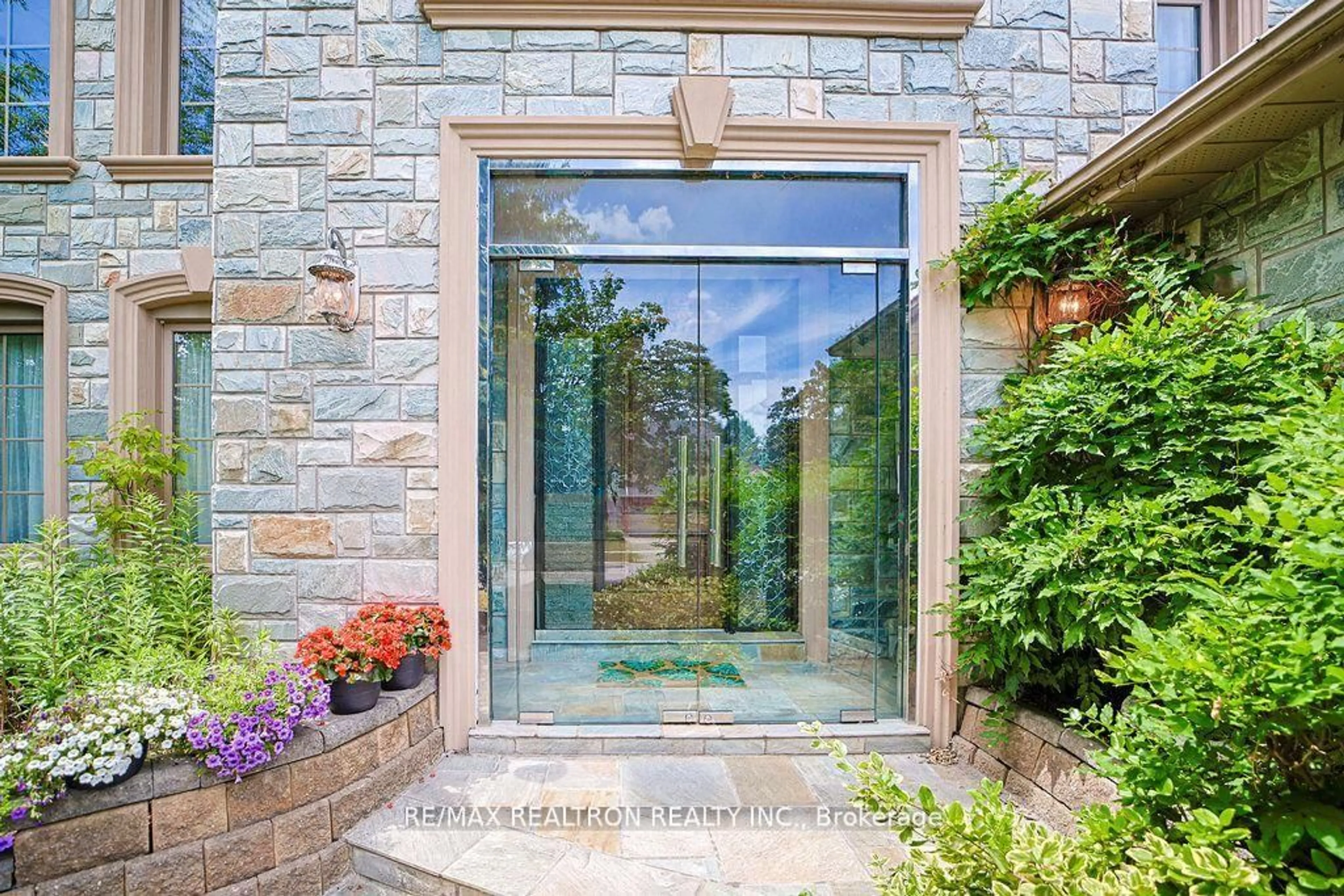 Indoor entryway for 188 Strathearn Ave, Richmond Hill Ontario L4B 2S6