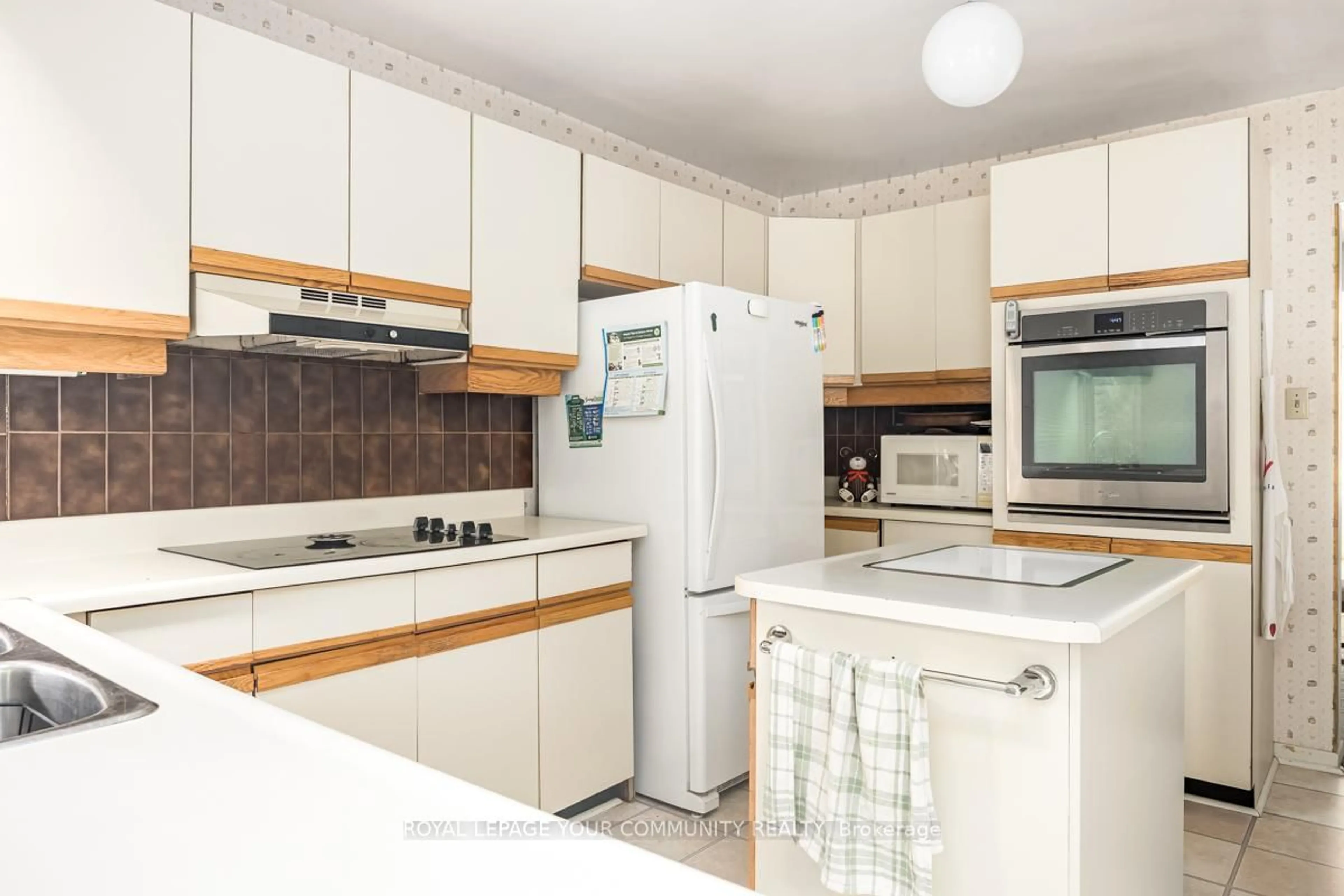 Standard kitchen, unknown for 42 Lillooet Cres, Richmond Hill Ontario L4C 5A7