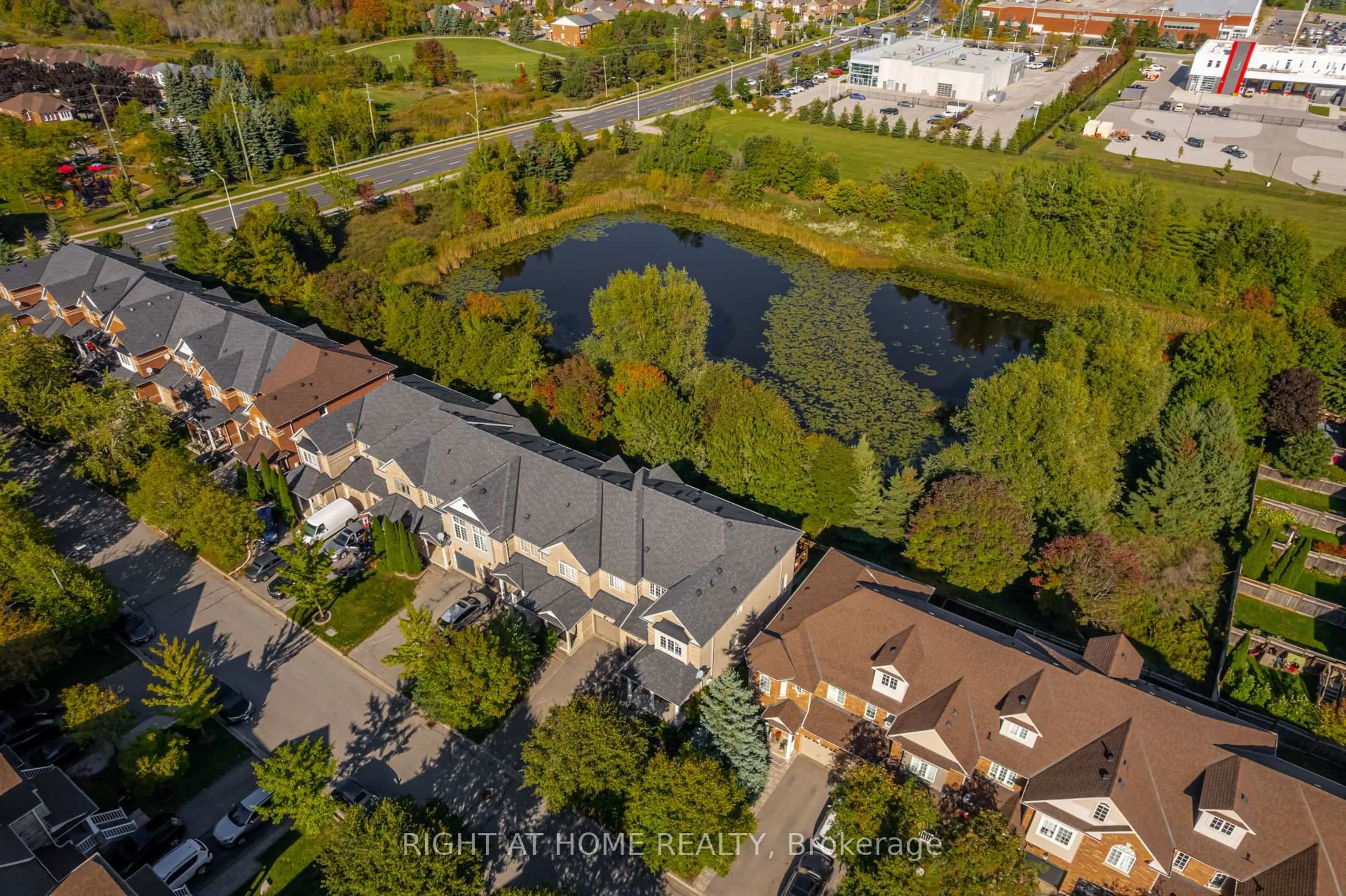 A pic from outside/outdoor area/front of a property/back of a property/a pic from drone, water/lake/river/ocean view for 94 Limeridge St, Aurora Ontario L4G 7S2