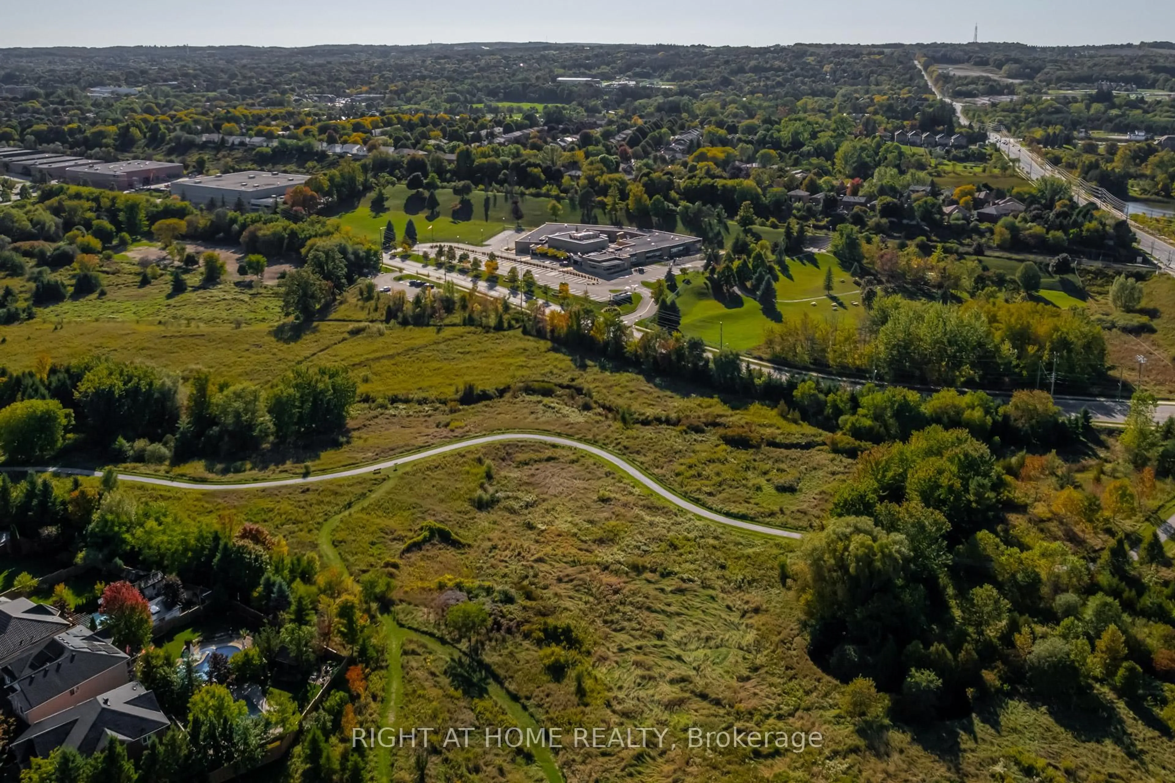 A pic from outside/outdoor area/front of a property/back of a property/a pic from drone, unknown for 94 Limeridge St, Aurora Ontario L4G 7S2