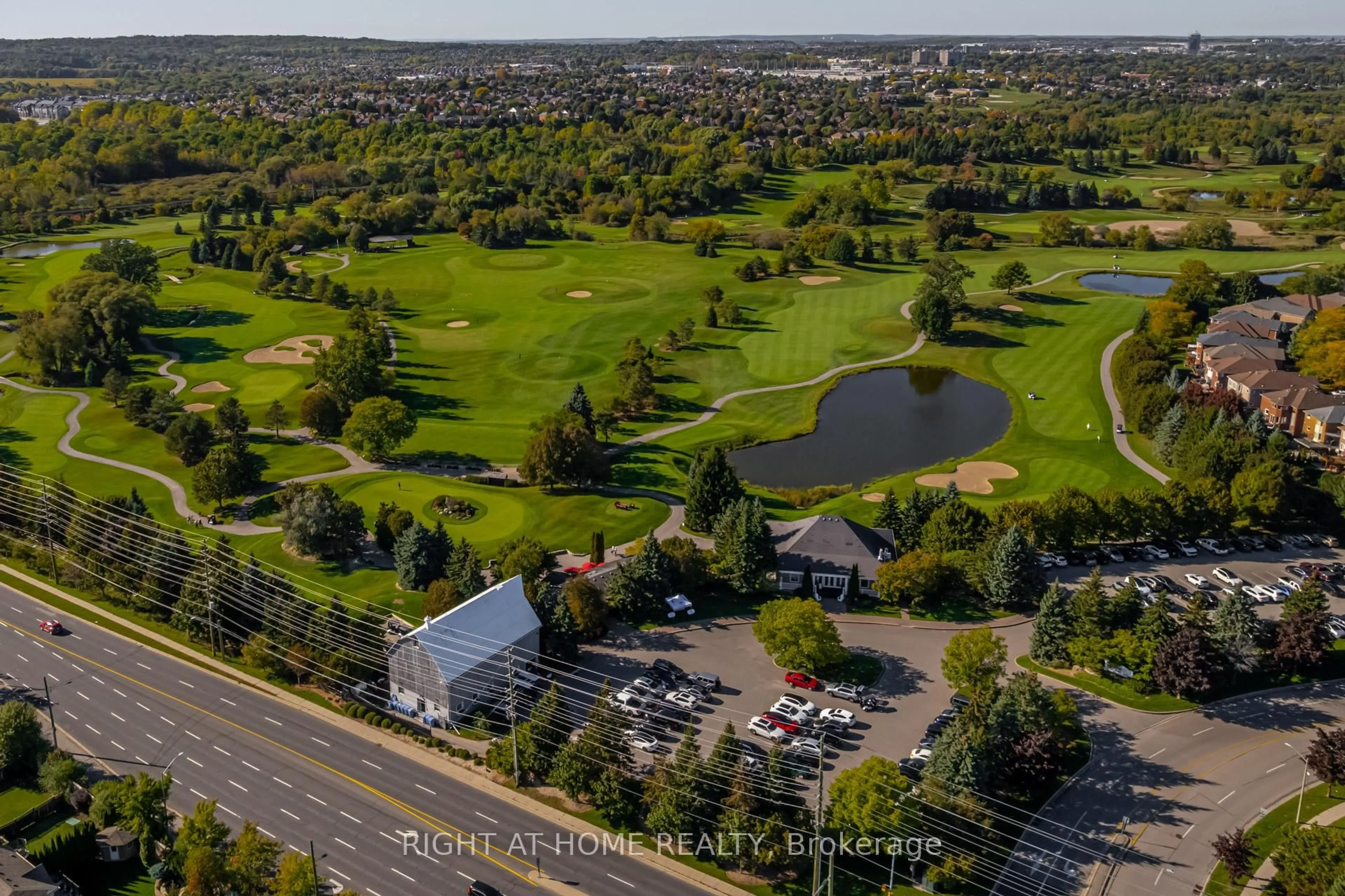 A pic from outside/outdoor area/front of a property/back of a property/a pic from drone, unknown for 94 Limeridge St, Aurora Ontario L4G 7S2