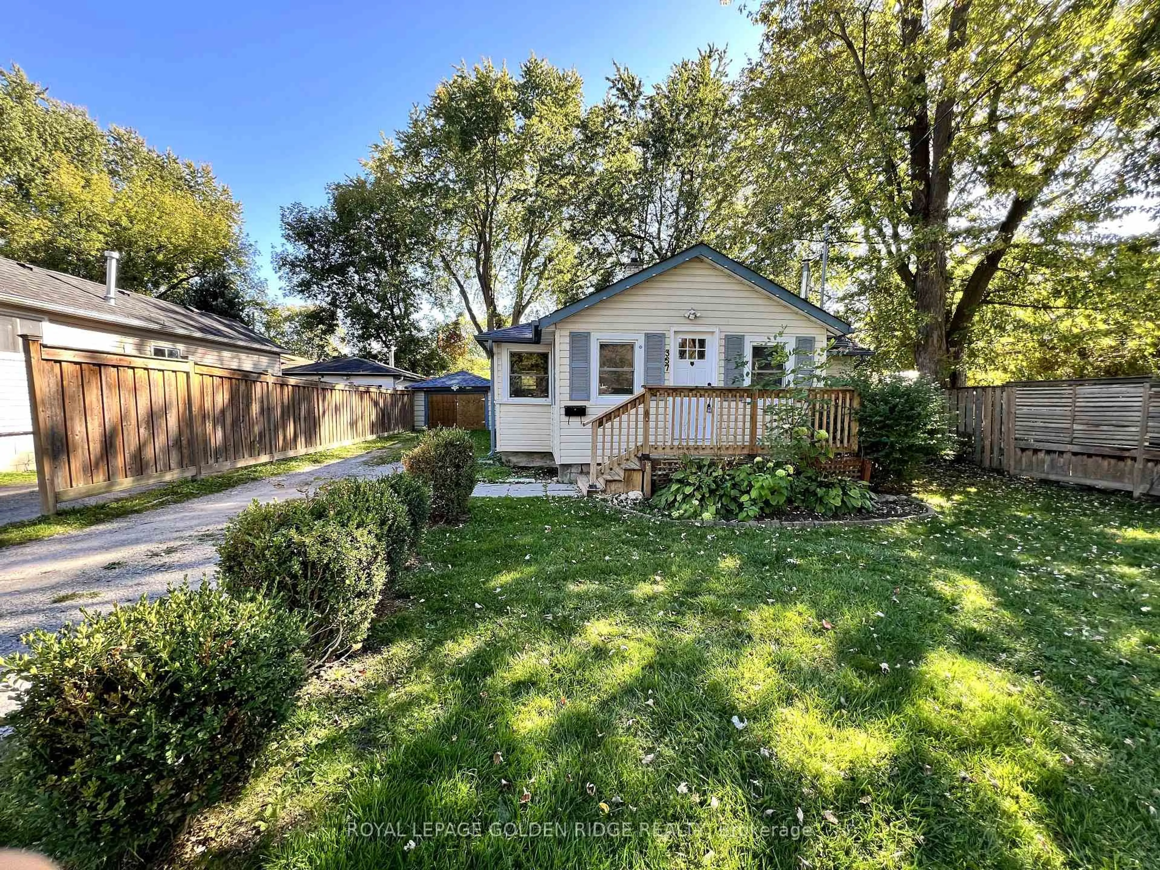 A pic from outside/outdoor area/front of a property/back of a property/a pic from drone, street for 367 Hollywood Dr, Georgina Ontario L4P 3A2