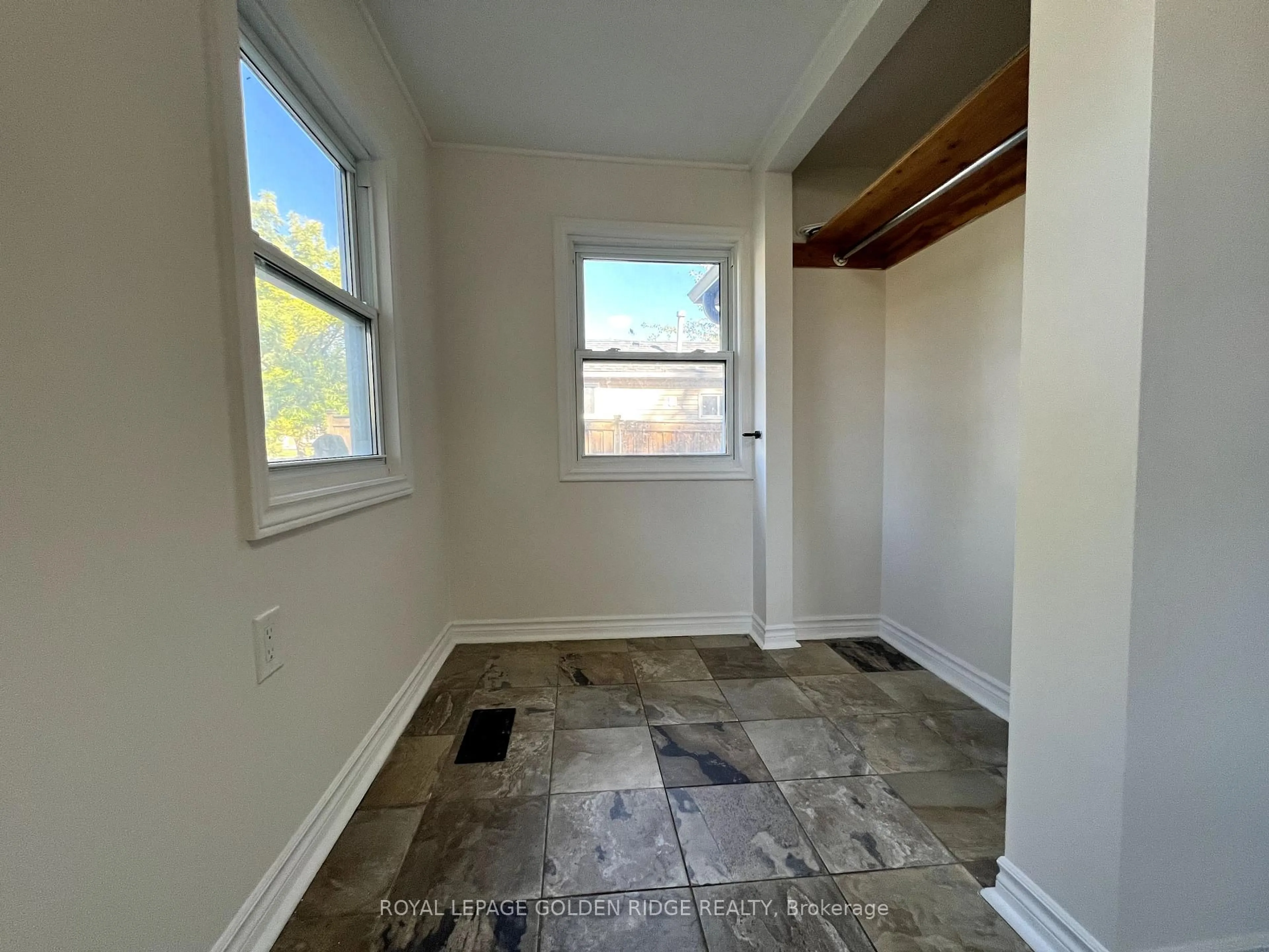 A pic of a room for 367 Hollywood Dr, Georgina Ontario L4P 3A2