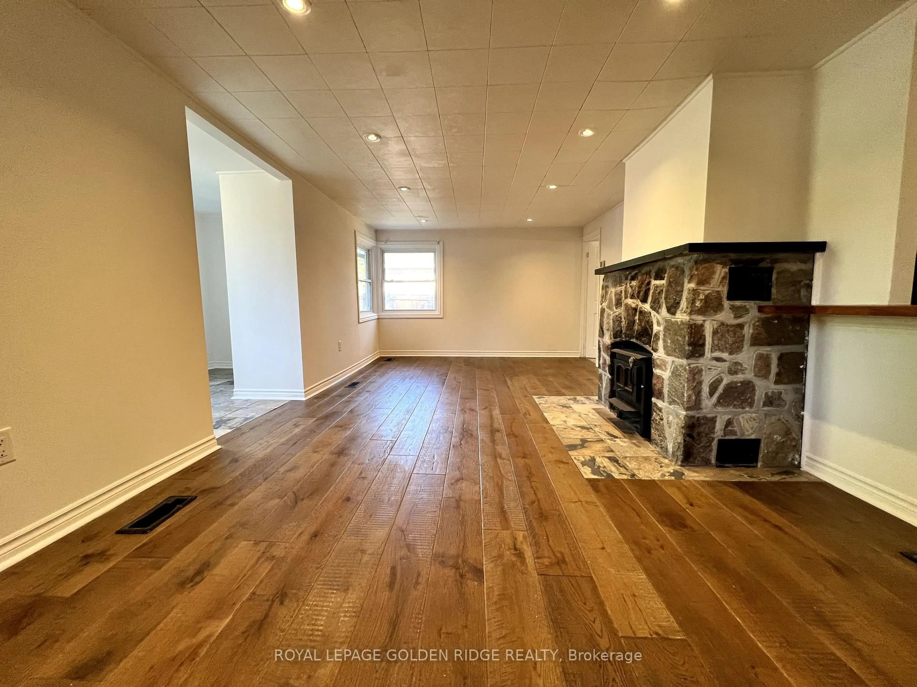 A pic of a room for 367 Hollywood Dr, Georgina Ontario L4P 3A2