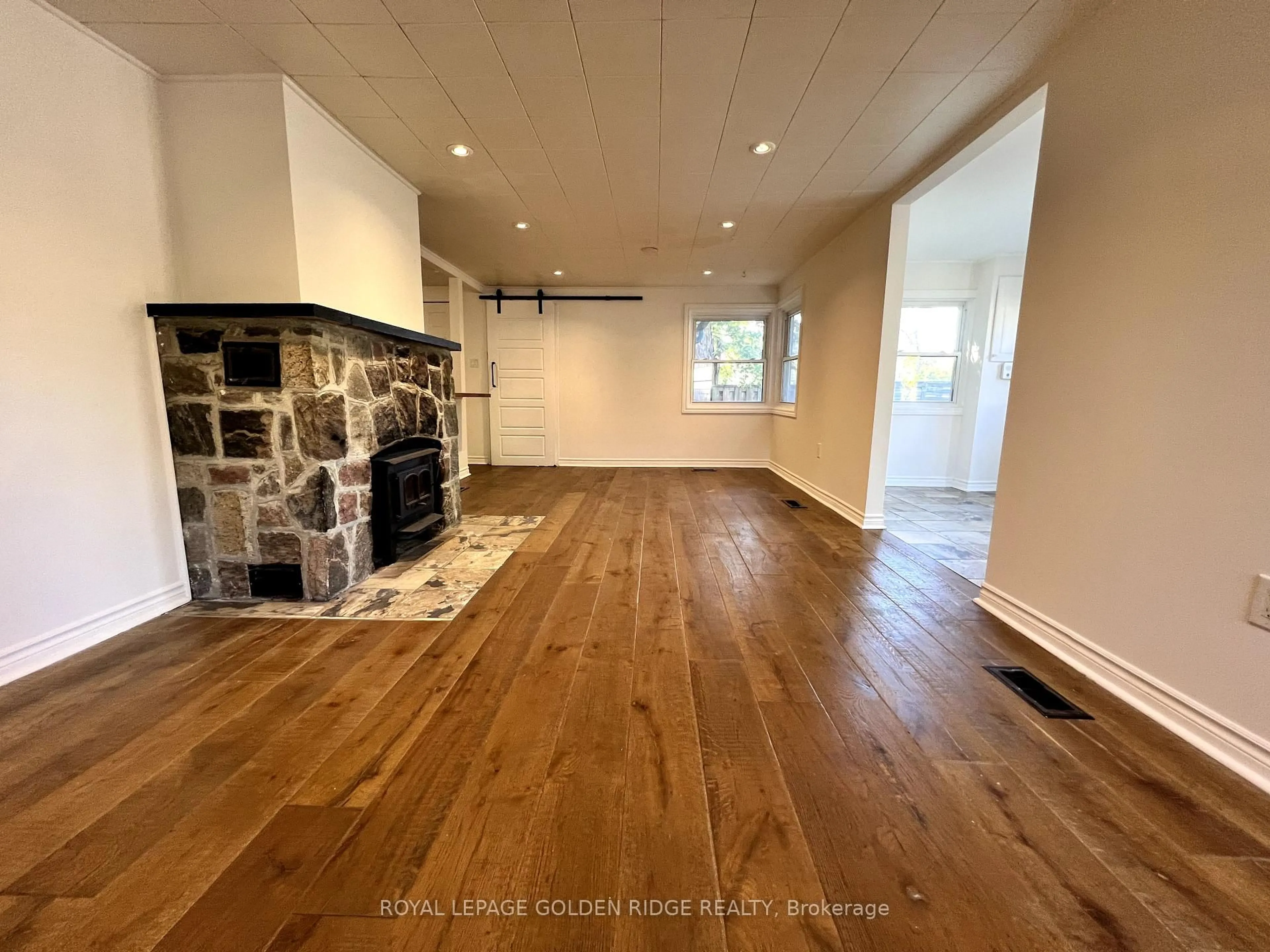 A pic of a room for 367 Hollywood Dr, Georgina Ontario L4P 3A2