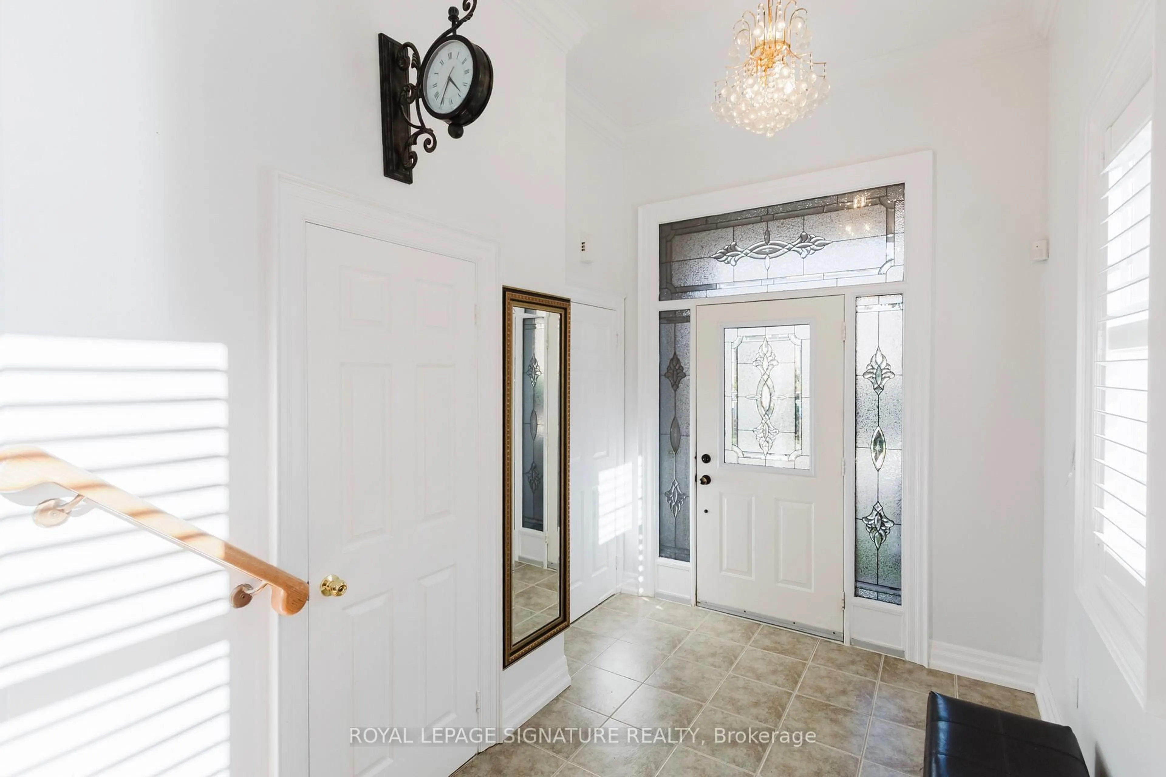Indoor entryway for 49 Carnoustie Cres, Richmond Hill Ontario L4E 0A2