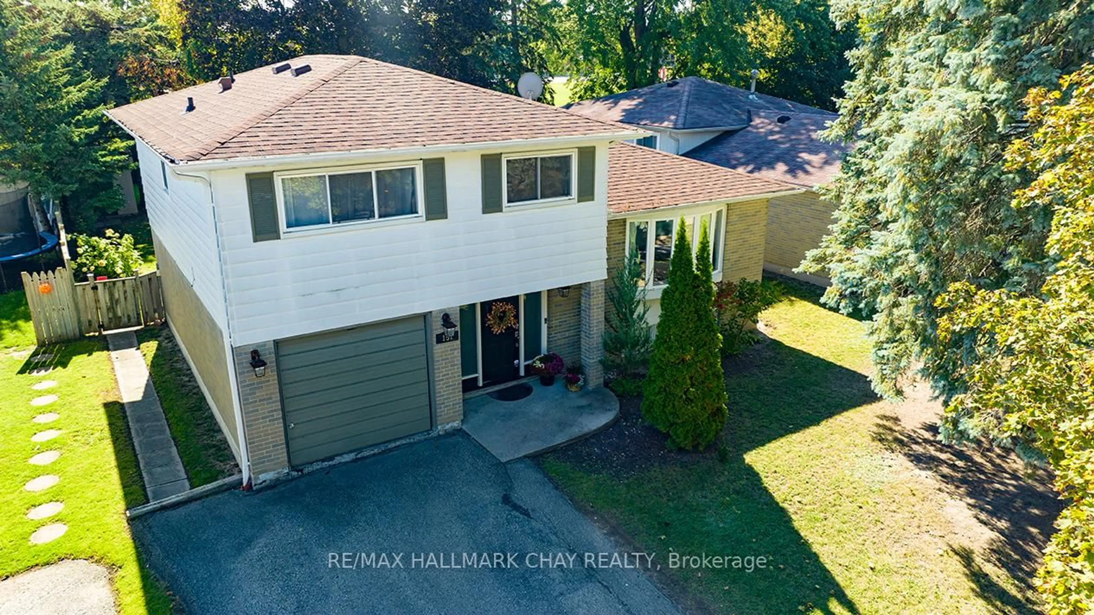 A pic from outside/outdoor area/front of a property/back of a property/a pic from drone, street for 151 Orchard Heights Blvd, Aurora Ontario L4G 3A3