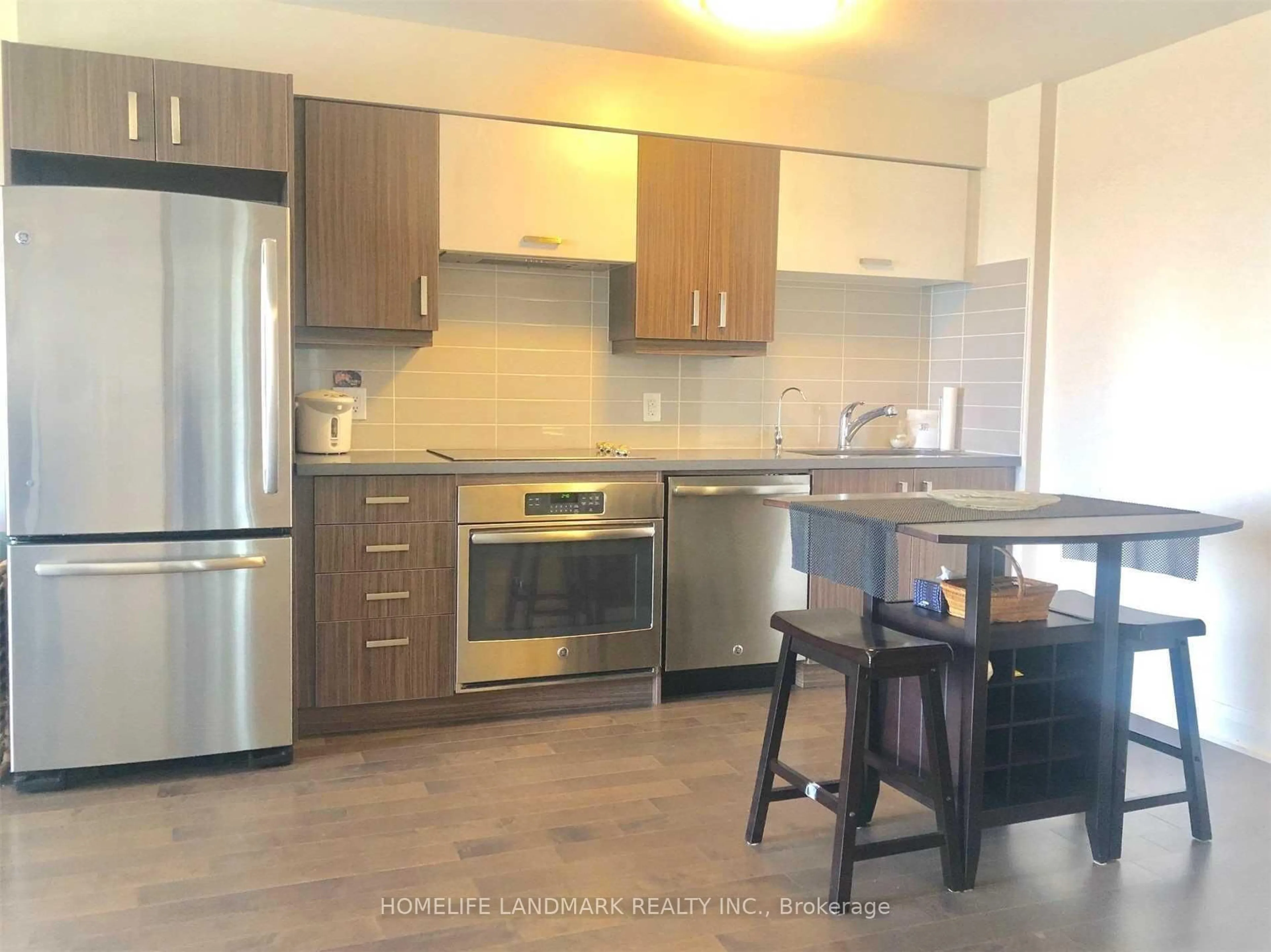 Open concept kitchen, wood/laminate floor for 18 Uptown Dr #2105, Markham Ontario L3R 9R1