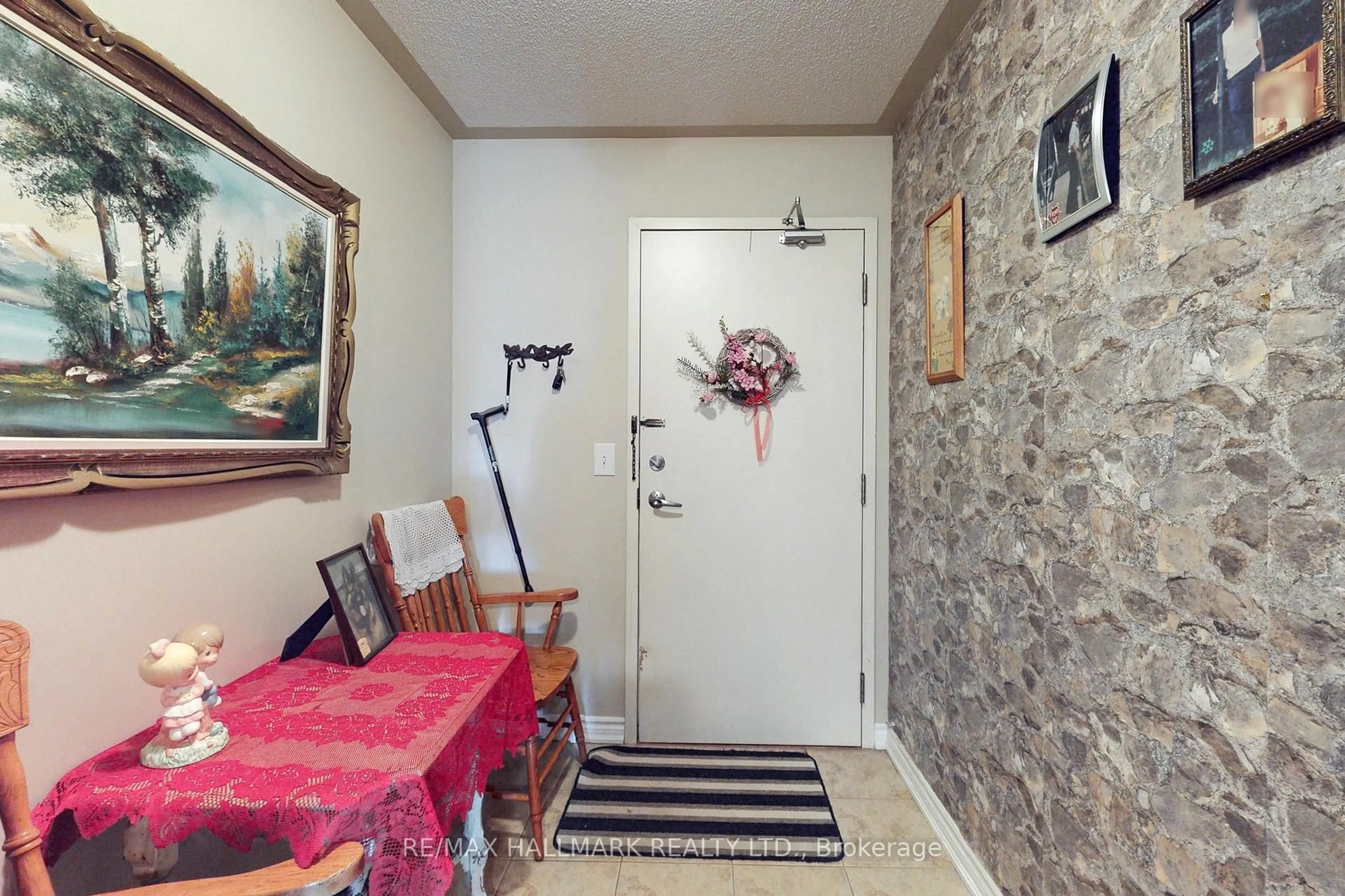 Indoor entryway for 112 Simcoe Rd #301, Bradford West Gwillimbury Ontario L3Z 1Y2